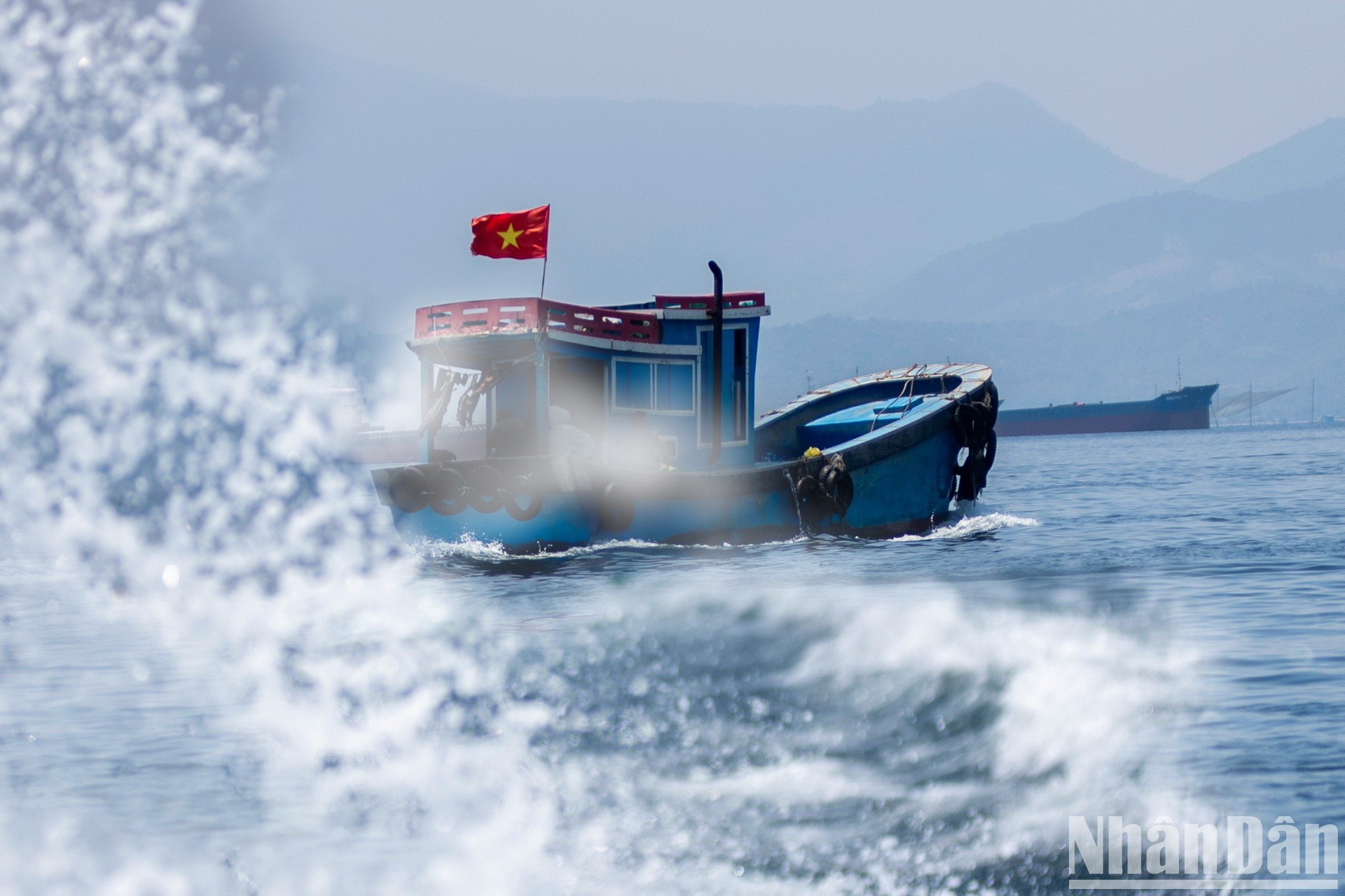 Vượt qua bao khó khăn, khắc nghiệt của thời tiết, những con thuyền vẫn kiên cường ra khơi bám biển.