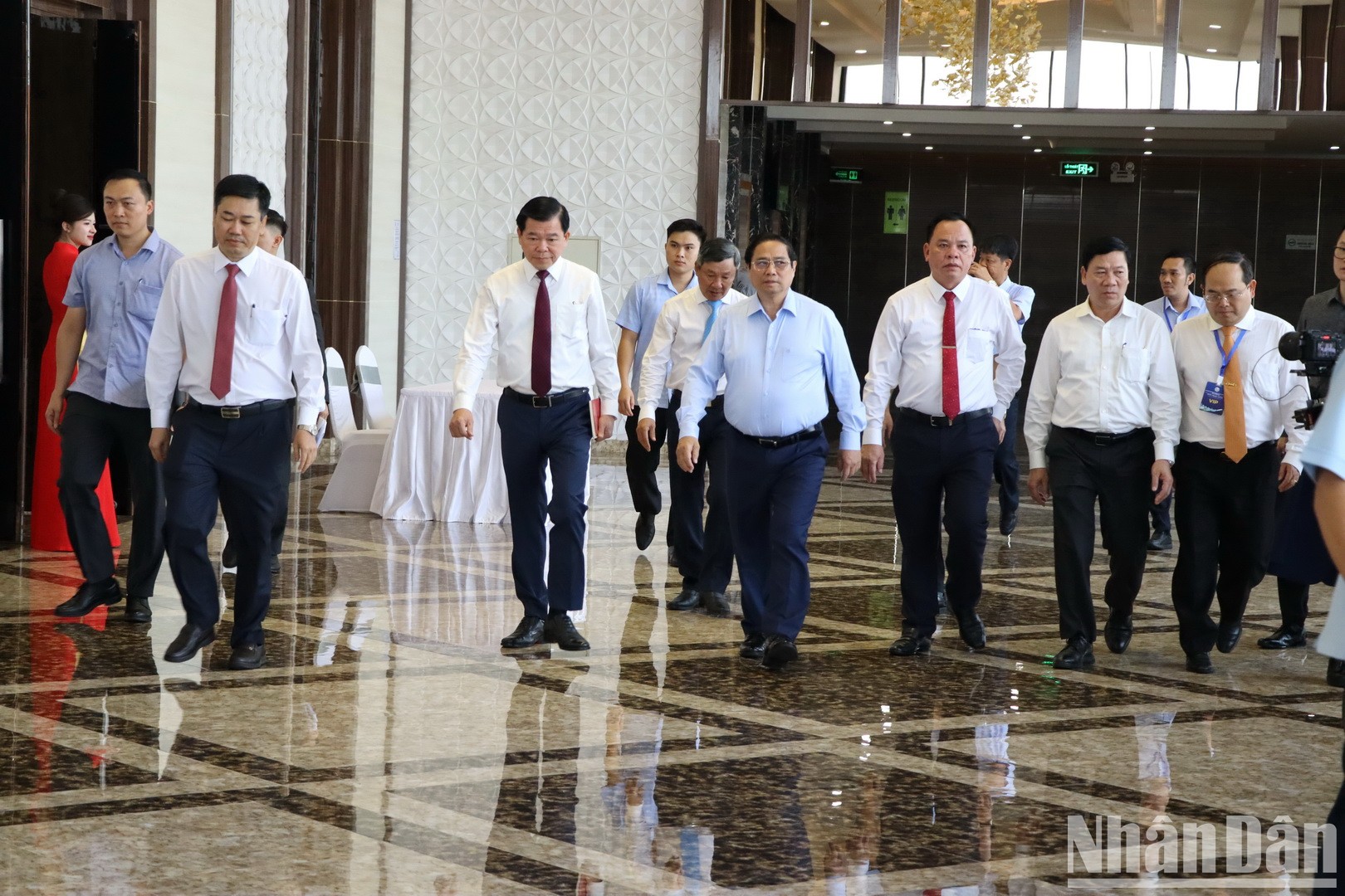 Thủ tướng Phạm Minh Chính với các đại biểu lãnh đạo tỉnh Đồng Nai tham dự buổi làm việc.