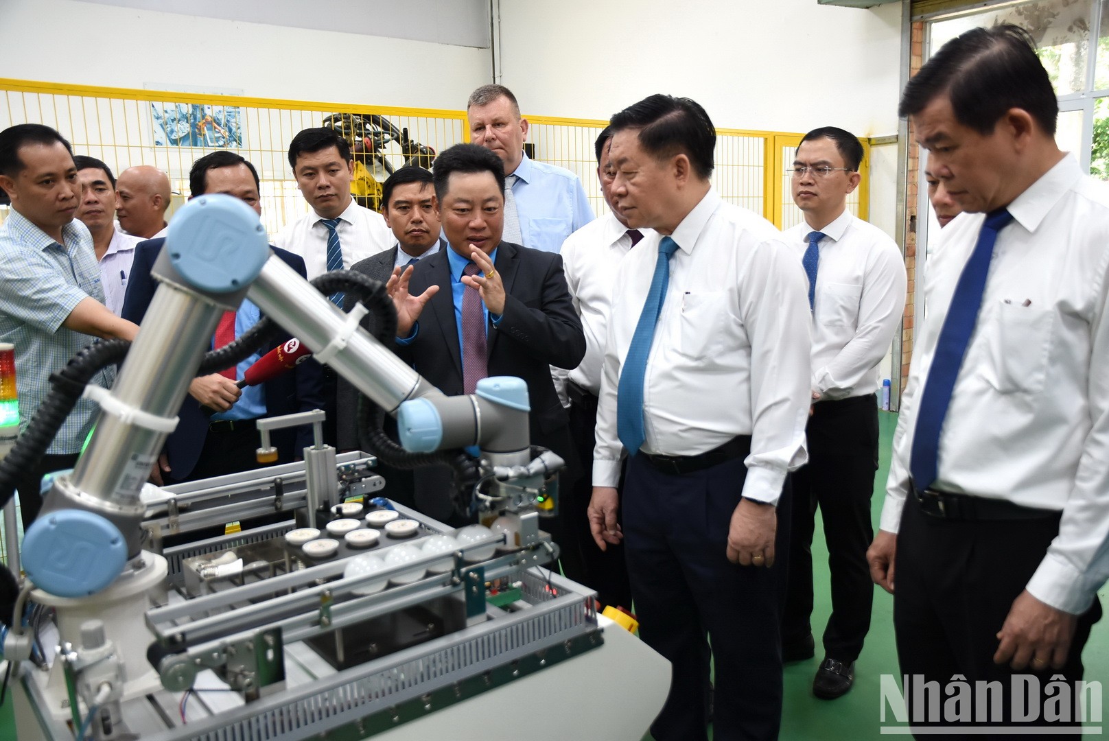 Đồng chí Nguyễn Trọng Nghĩa, Ủy viên Bộ Chính trị, Bí thư Trung ương Đảng, Trưởng Ban Tuyên giáo Trung ương, cùng các đại biểu, thăm phòng thực hành Trường cao đẳng quốc tế Lilama2.