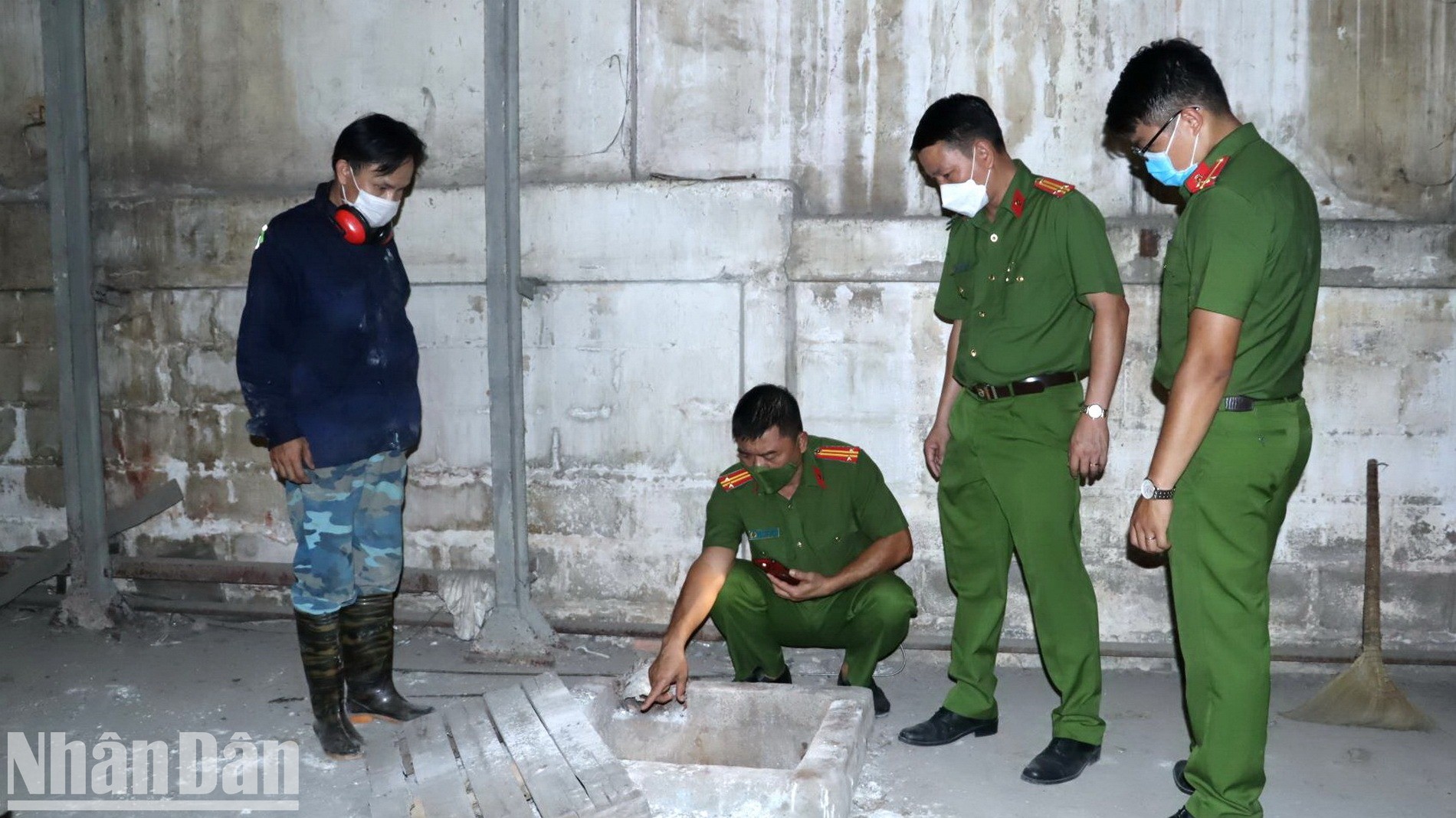 Lực lượng Công an tỉnh Đồng Nai bắt quả tang xả thải trái phép ra môi trường của một công ty trong khu công nghiệp Biên Hòa 1.
