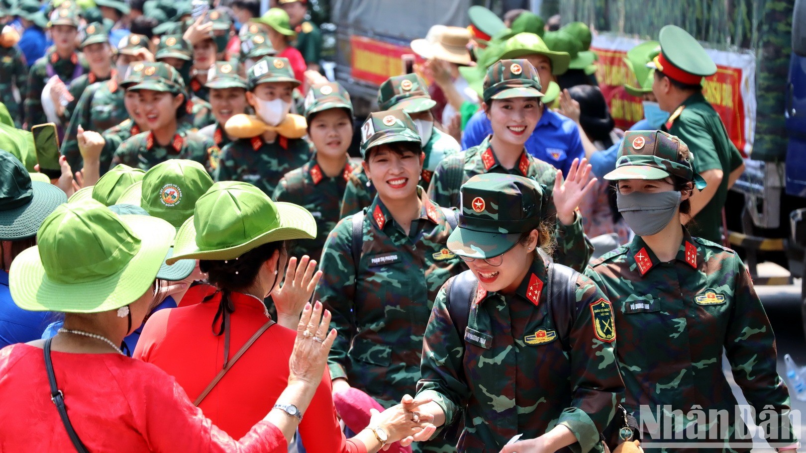 Người dân thành phố Biên Hòa, tỉnh Đồng Nai nồng nhiệt đón lực lượng diễu binh, diễu hành khi vừa xuống ga Biên Hòa.