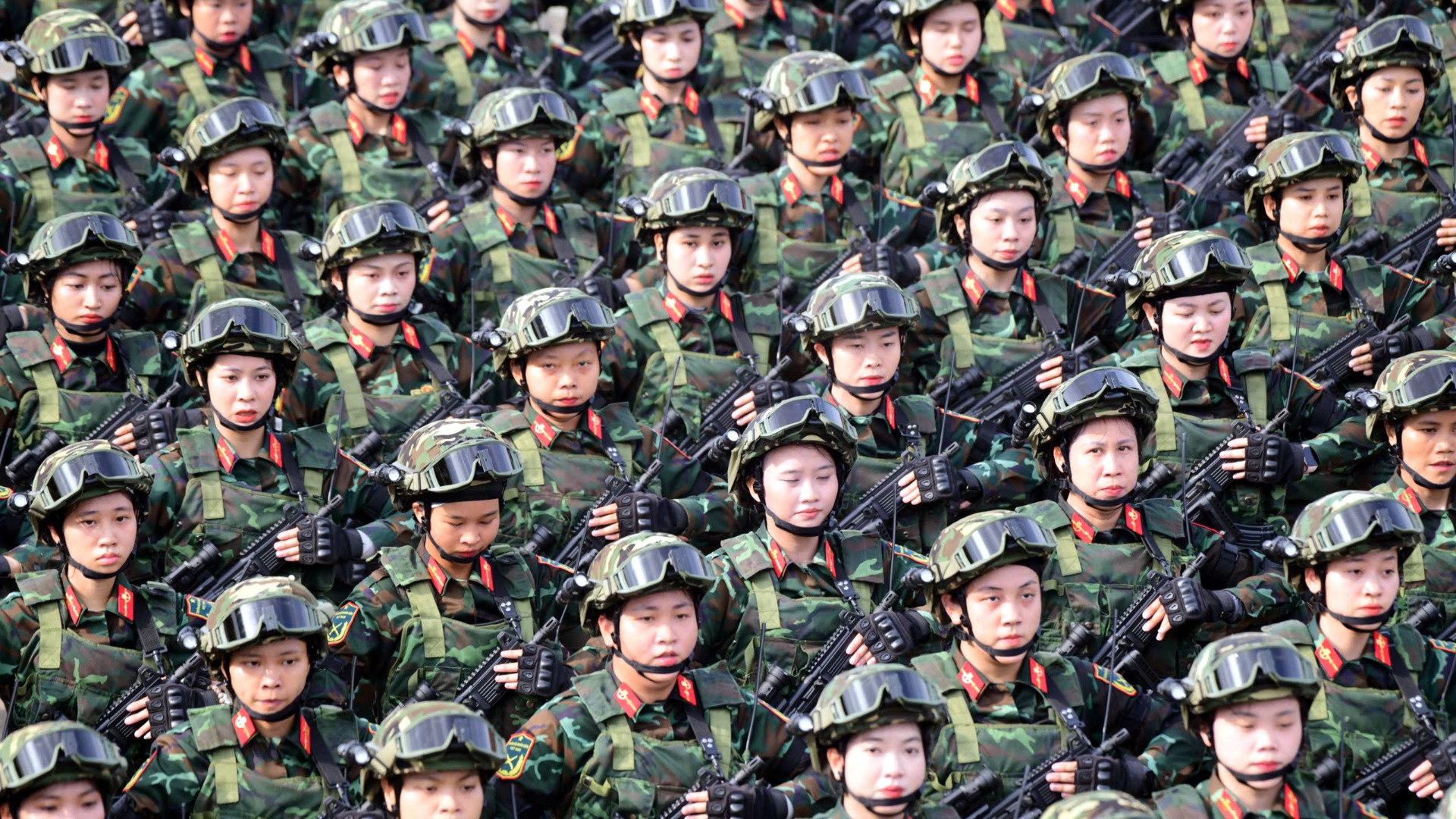 Nhiều khối nữ tham gia tổng hợp luyện diễu binh Đại lễ 30/4 tại sân bay Biên Hòa.