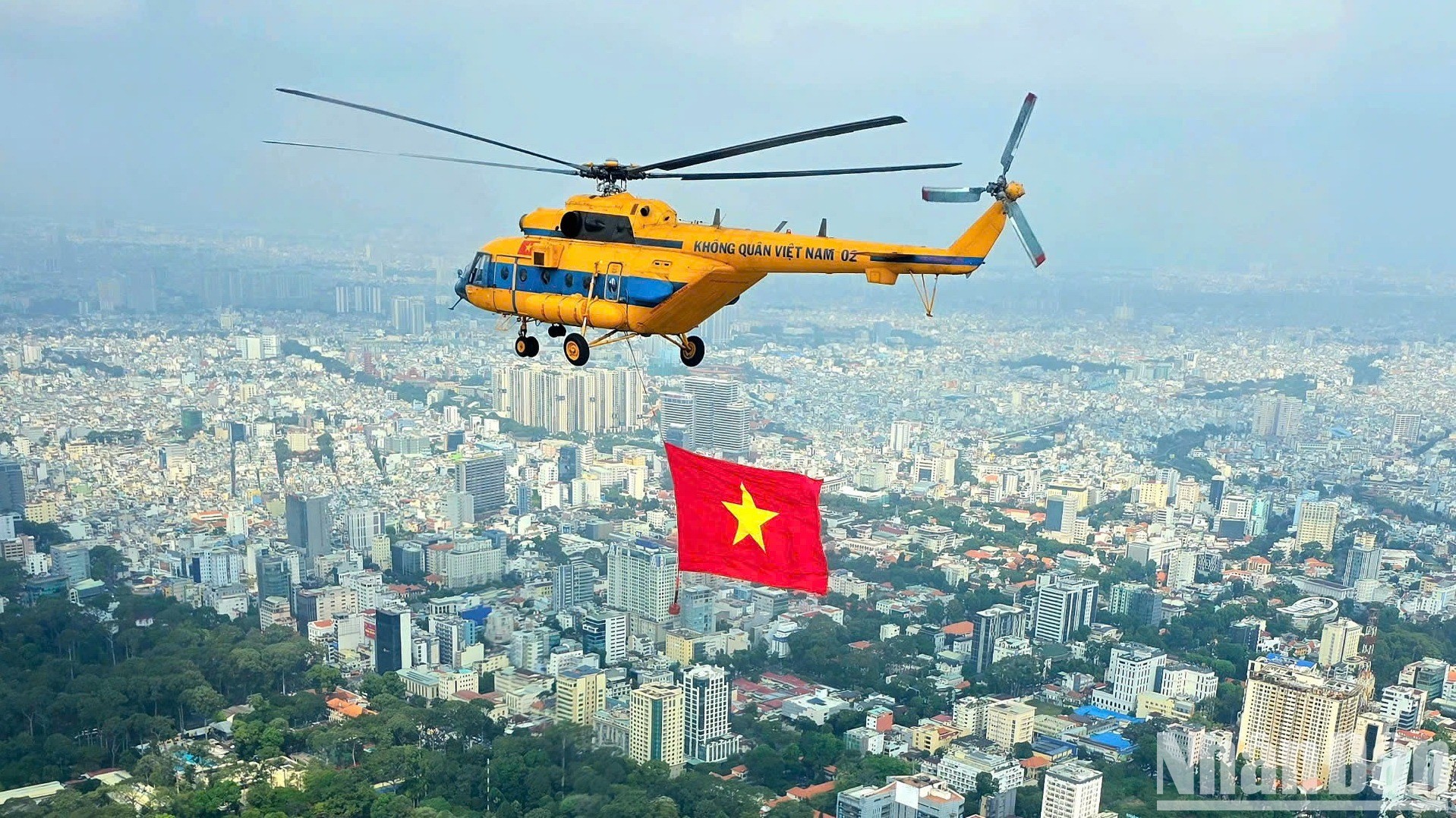 Máy bay trực thăng kéo cờ Tổ quốc luyện tập trên bầu trời Thành phố Hồ Chí Minh.
