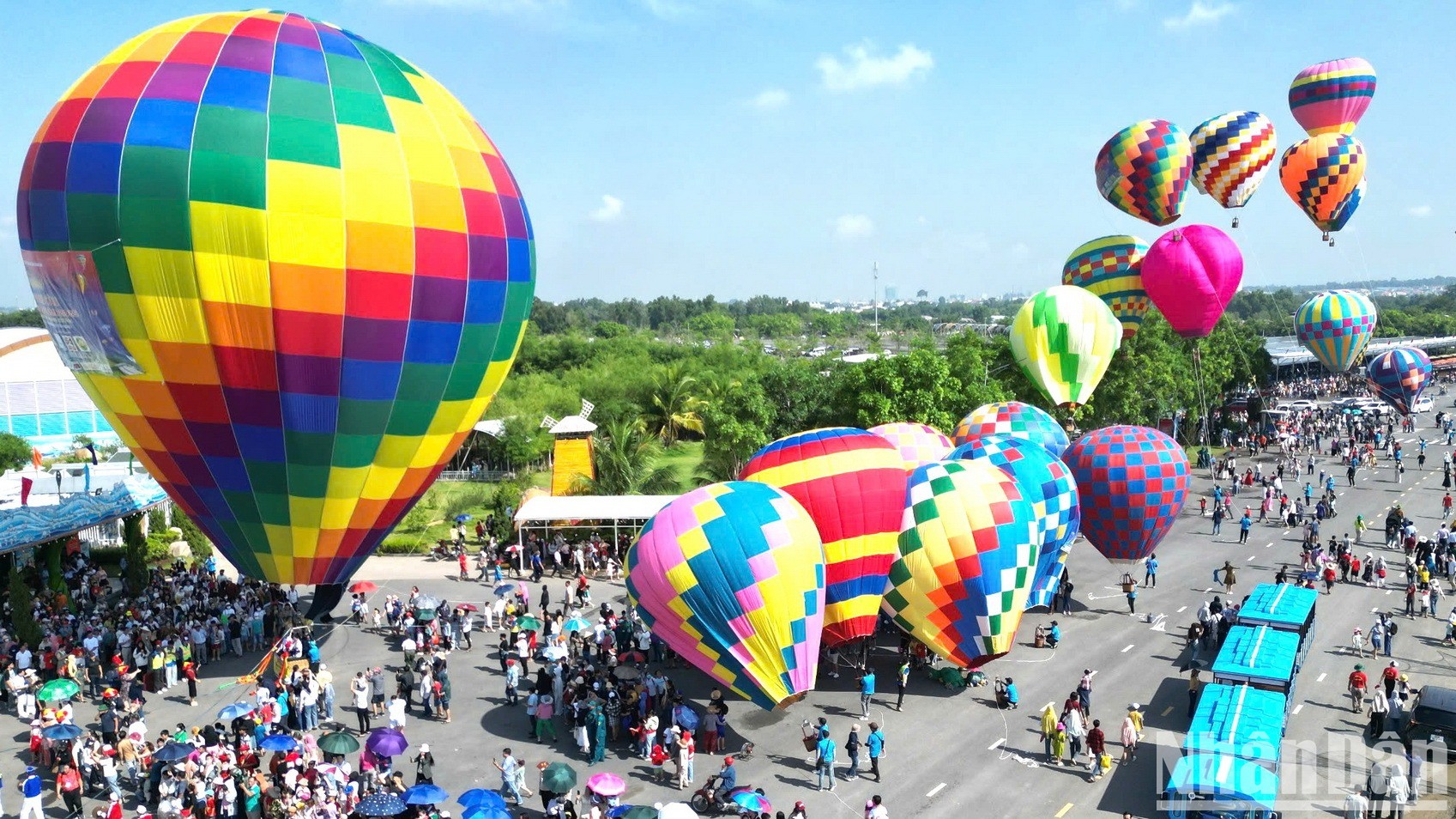 Festival quy tụ 50 khinh khí cầu tượng trưng cho 50 năm Giải phóng miền nam, thống nhất đất nước. 
