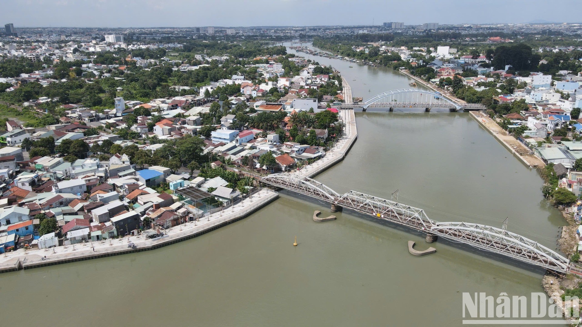 Công trình bờ kè chống sạt lở sông Đồng Nai, đoạn qua thành phố Biên Hòa, đi qua cầu Rạch Cát (cầu đường sắt hơn 100 năm tuổi) và cầu Hiệp Hòa.