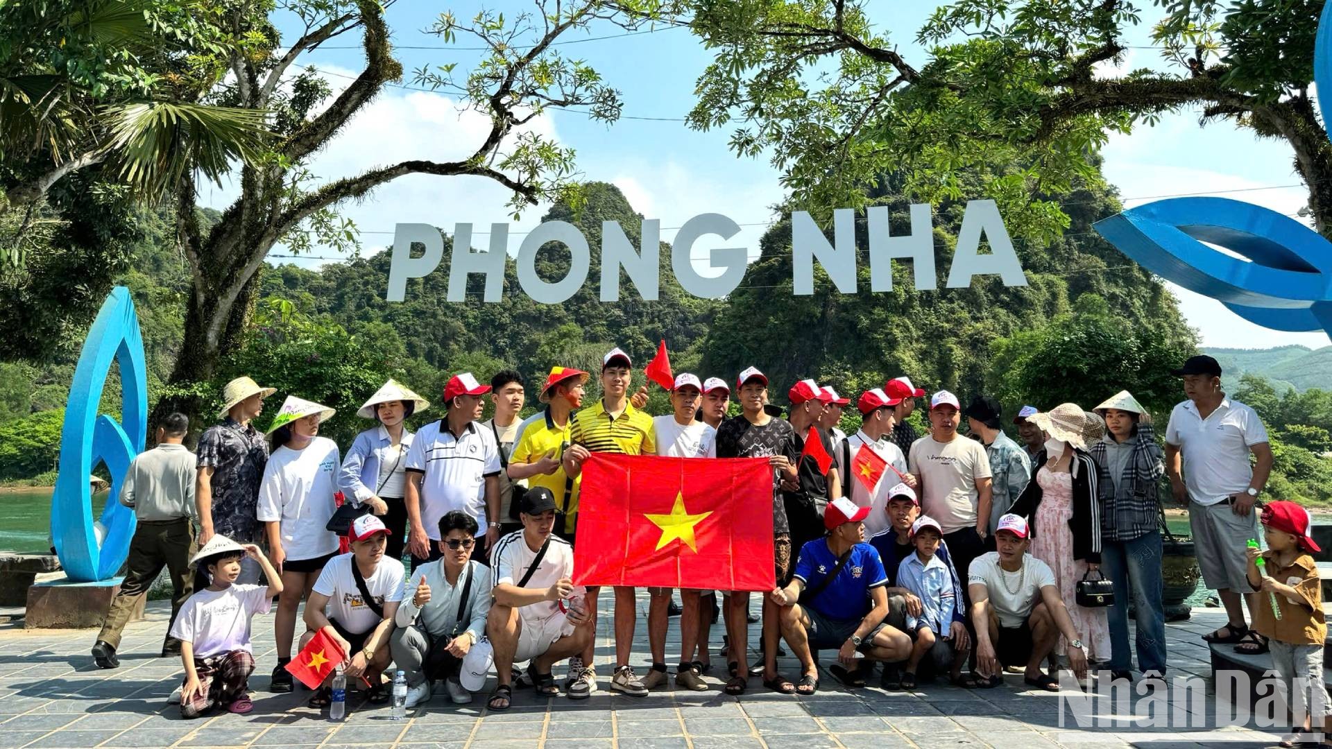 Du khách chụp ảnh lưu niệm trước khi xuống thuyền tham quan động Phong Nha và động Tiên Sơn.