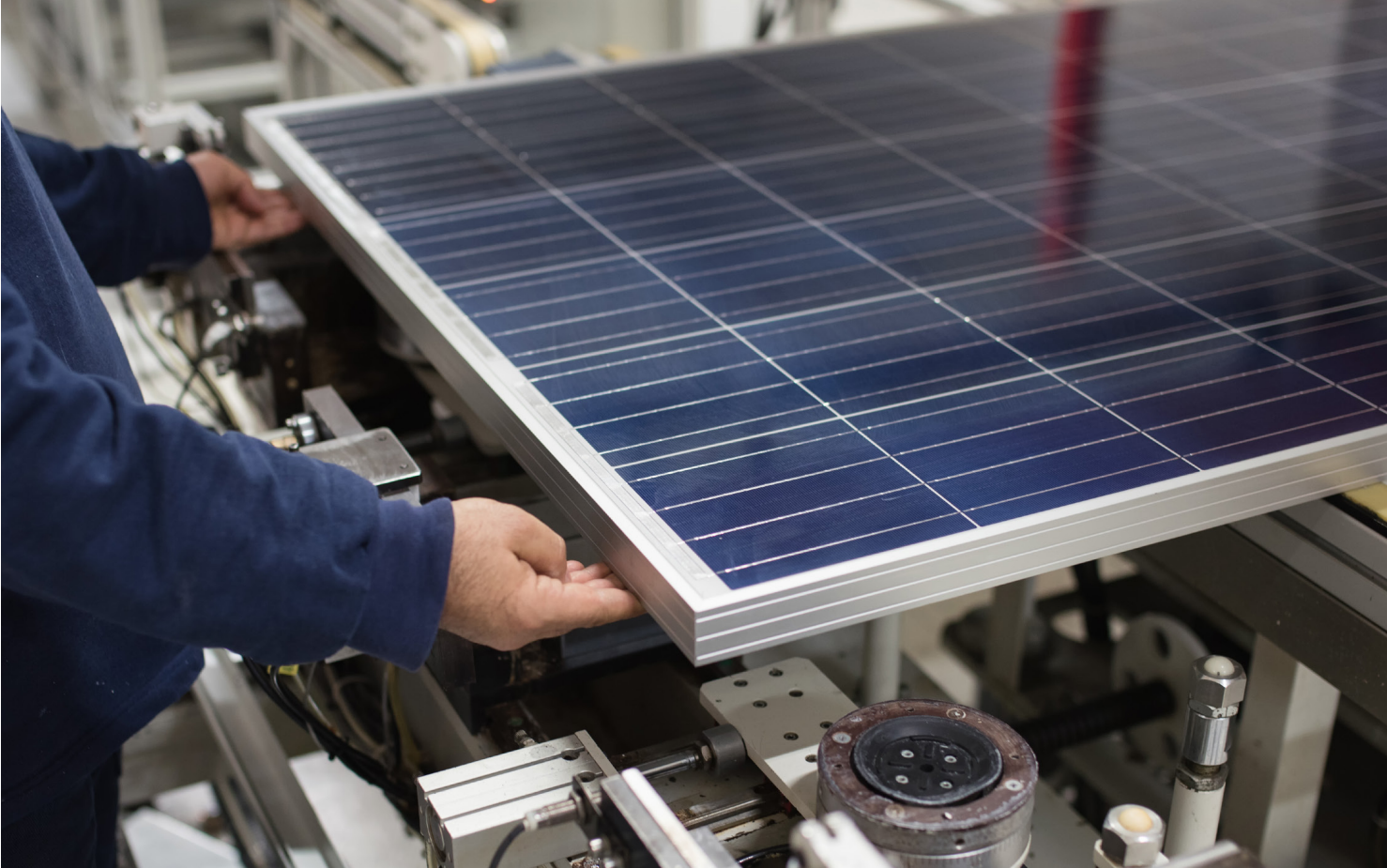 Sản xuất tấm pin năng lượng mặt trời. (Ảnh minh họa: ADB)