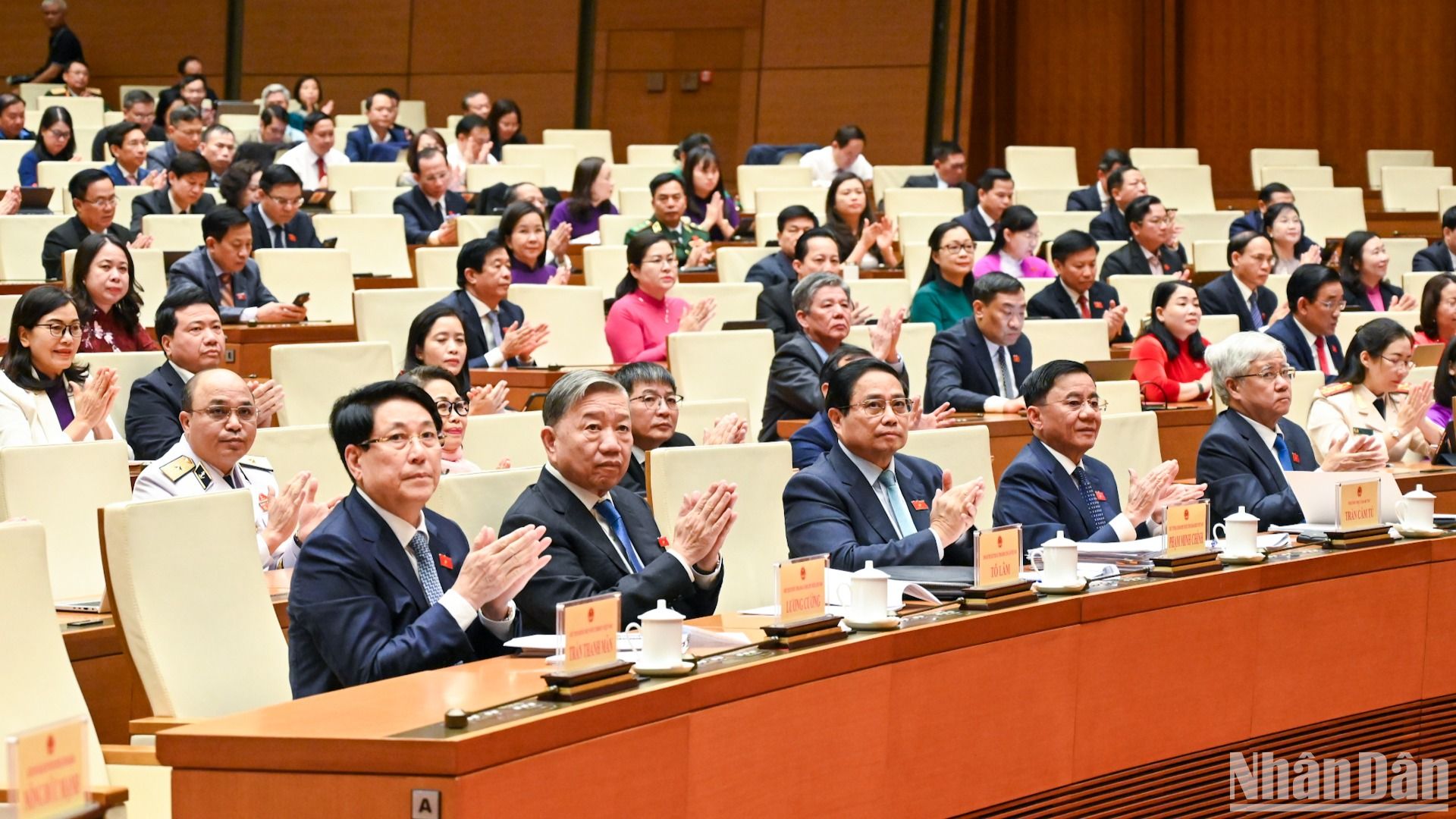 Lãnh đạo Đảng, Nhà nước và các đại biểu Quốc hội tại phiên bế mạc Kỳ họp thứ 8. (Ảnh: DUY LINH) 