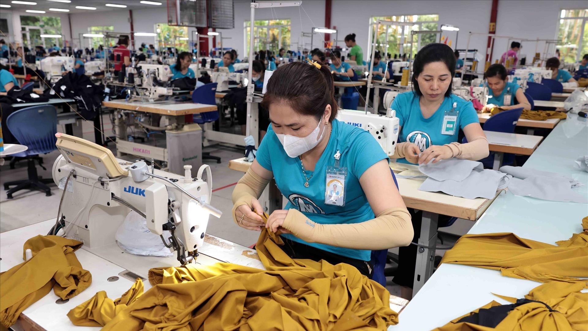 May hàng xuất khẩu tại Công ty TNHH Maxport Việt Nam. (Ảnh: TTXVN)