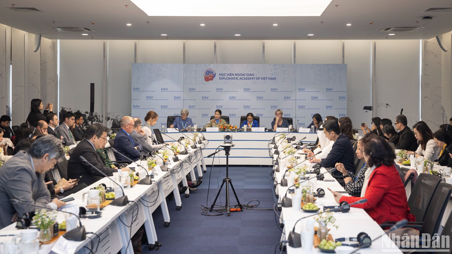 Nằm trong khuôn khổ Diễn đàn Tương lai ASEAN 2025, các tọa đàm tập trung thảo luận về vai trò của đối thoại trong việc duy trì hòa bình, ổn định và hợp tác khu vực.