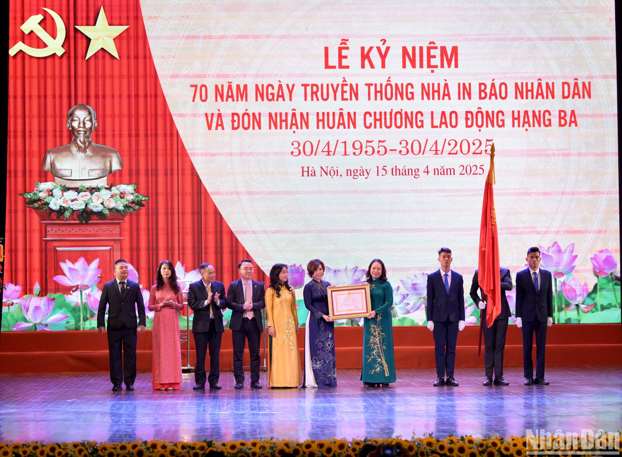 Thừa ủy quyền của Chủ tịch nước và lãnh đạo Đảng, Phó Chủ tịch nước Võ Thị Ánh Xuân trao Huân chương Lao động hạng Ba (lần thứ 2) cho tập thể lãnh đạo, cán bộ, công nhân viên và người lao động Công ty TNHH một thành viên In Báo Nhân Dân Hà Nội. (Ảnh: ĐẠI GIANG)