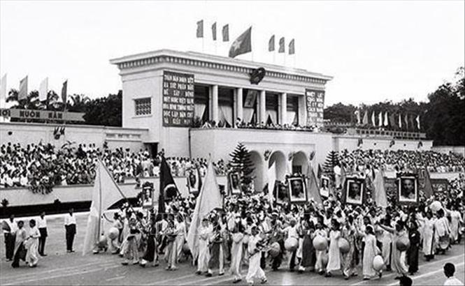 Ngày 2/9/1945, tại Quảng trường Ba Đình, Chủ tịch Hồ Chí Minh đọc Tuyên ngôn Độc lập, khai sinh nước Việt Nam Dân chủ Cộng hòa, đưa đất nước bước vào kỷ nguyên mới - kỷ nguyên độc lập dân tộc gắn liền với chủ nghĩa xã hội. 75 năm qua, Quảng trường Ba Đình trở thành nơi chứng kiến nhiều sự kiện quan trọng của đất nước, dân tộc Việt Nam. (Ảnh: TTXVN)