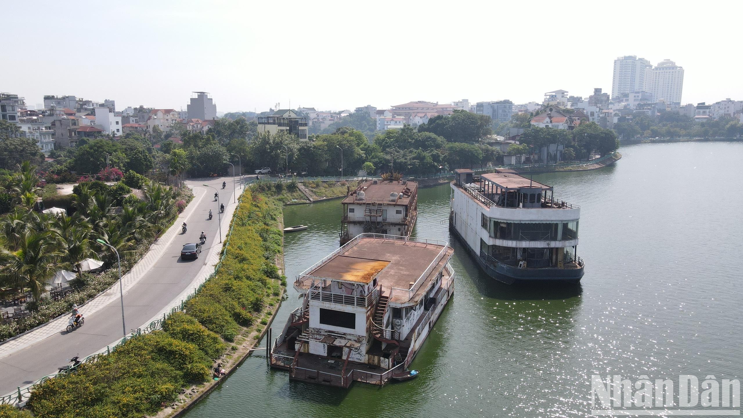 [Ảnh] Những ngày cuối cùng của du thuyền hồ Tây