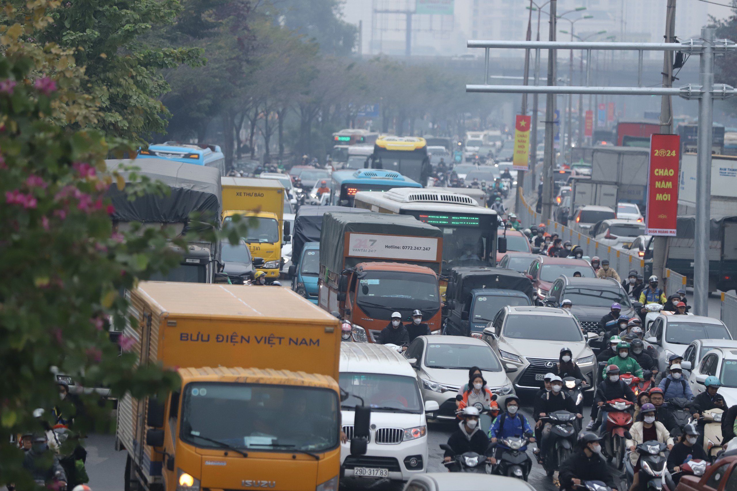 [Ảnh] Người dân ùn ùn rời Hà Nội về quê sau ngày làm việc cuối cùng 