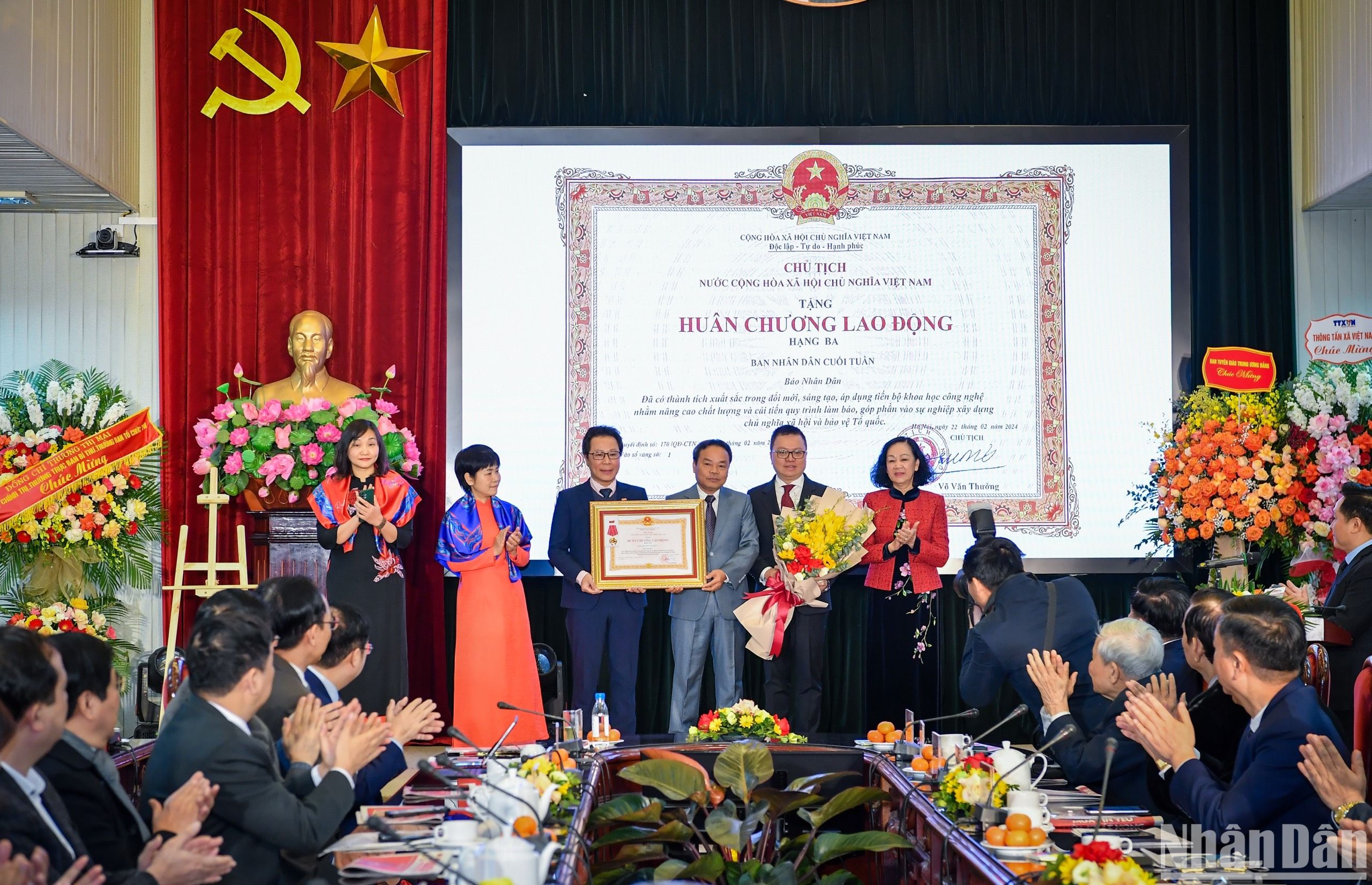 Thay mặt lãnh đạo Đảng, Nhà nước, đồng chí Trương Thị Mai, Ủy viên Bộ Chính trị, Thường trực Ban Bí thư Trung ương Đảng, Trưởng Ban Tổ chức Trung ương đã trao tặng Huân chương Lao động hạng Ba cho Ban Nhân Dân cuối tuần (Báo Nhân Dân).
