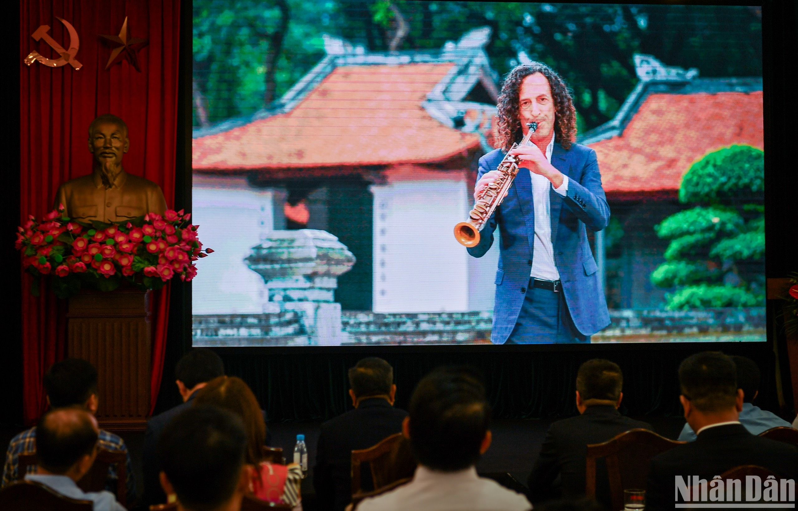 Báo Nhân Dân ra mắt MV Kenny G "Going Home" quảng bá du lịch Việt Nam 