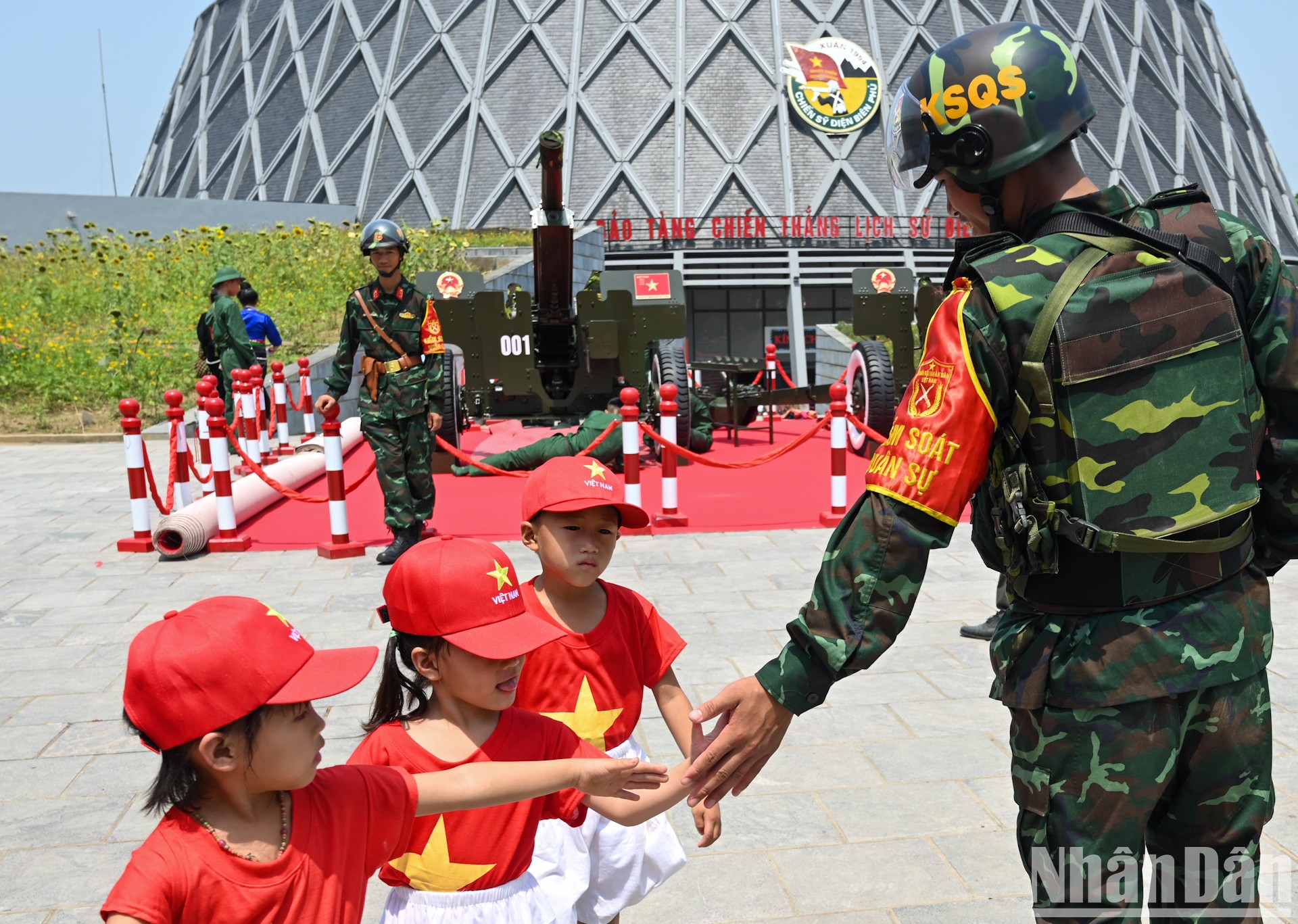 [Ảnh] Du khách nườm nượp đổ về Điện Biên dịp kỷ niệm 70 năm Chiến thắng Điện Biên Phủ