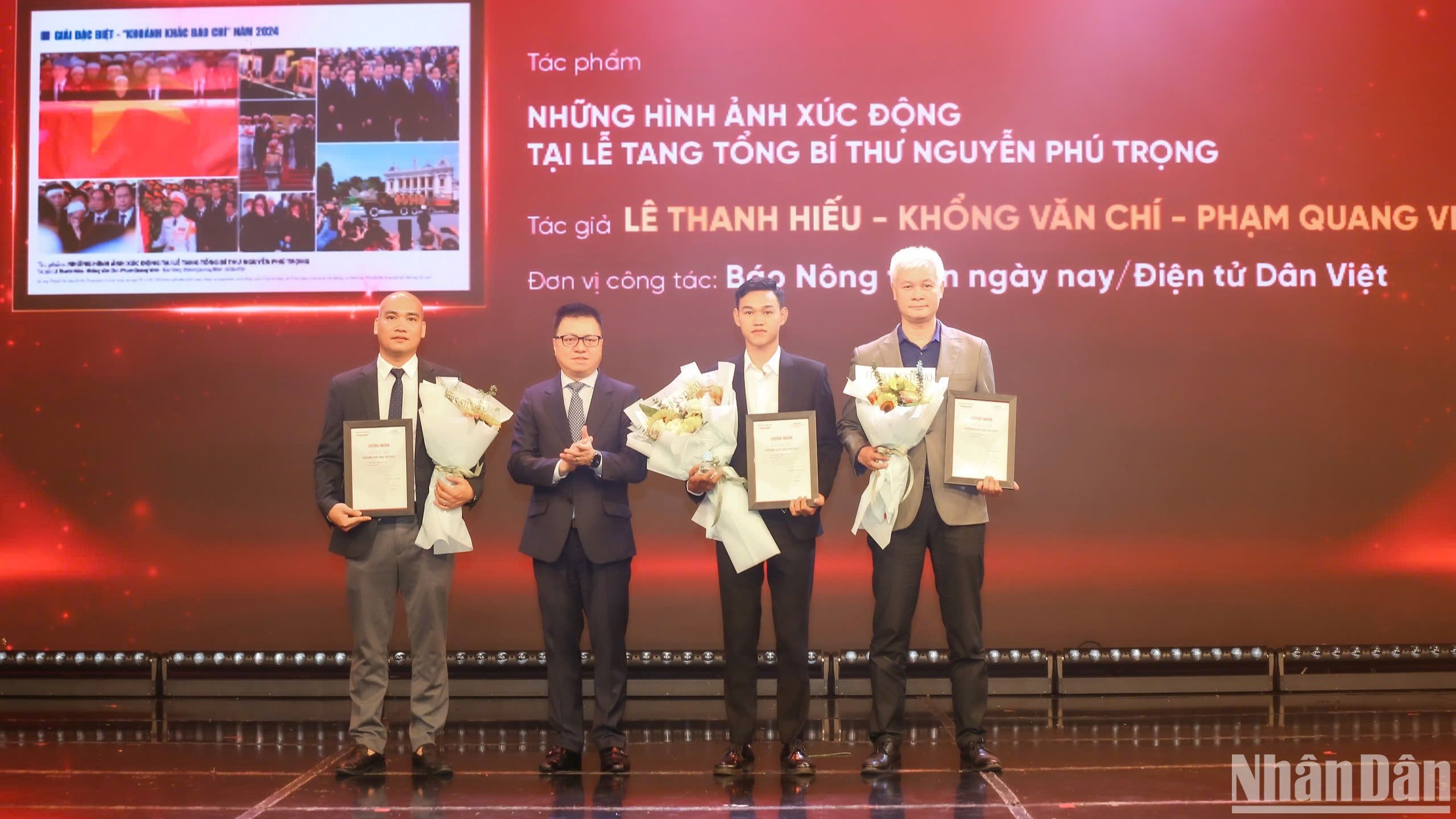 Đồng chí Lê Quốc Minh, Ủy viên Trung ương Đảng, Tổng Biên tập Báo Nhân Dân, Phó Trưởng Ban Tuyên giáo Trung ương, Chủ tịch Hội Nhà báo Việt Nam trao giải Đặc biệt cho nhóm tác giả Báo Nông thôn ngày nay/Điện tử Dân Việt.