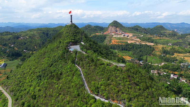 Là vùng đất địa đầu Tổ quốc, biểu tượng của Hà Giang và biểu tượng chủ quyền Tổ quốc chính là Di tích lịch sử quốc gia Cột cờ Lũng Cú thuộc xã Lũng Cú, huyện Đồng Văn. Từ xa nhìn lại, Cột cờ Lũng Cú sừng sững trên đỉnh núi Rồng, lá cờ đỏ sao vàng tung bay trong gió đầy kiêu hãnh.