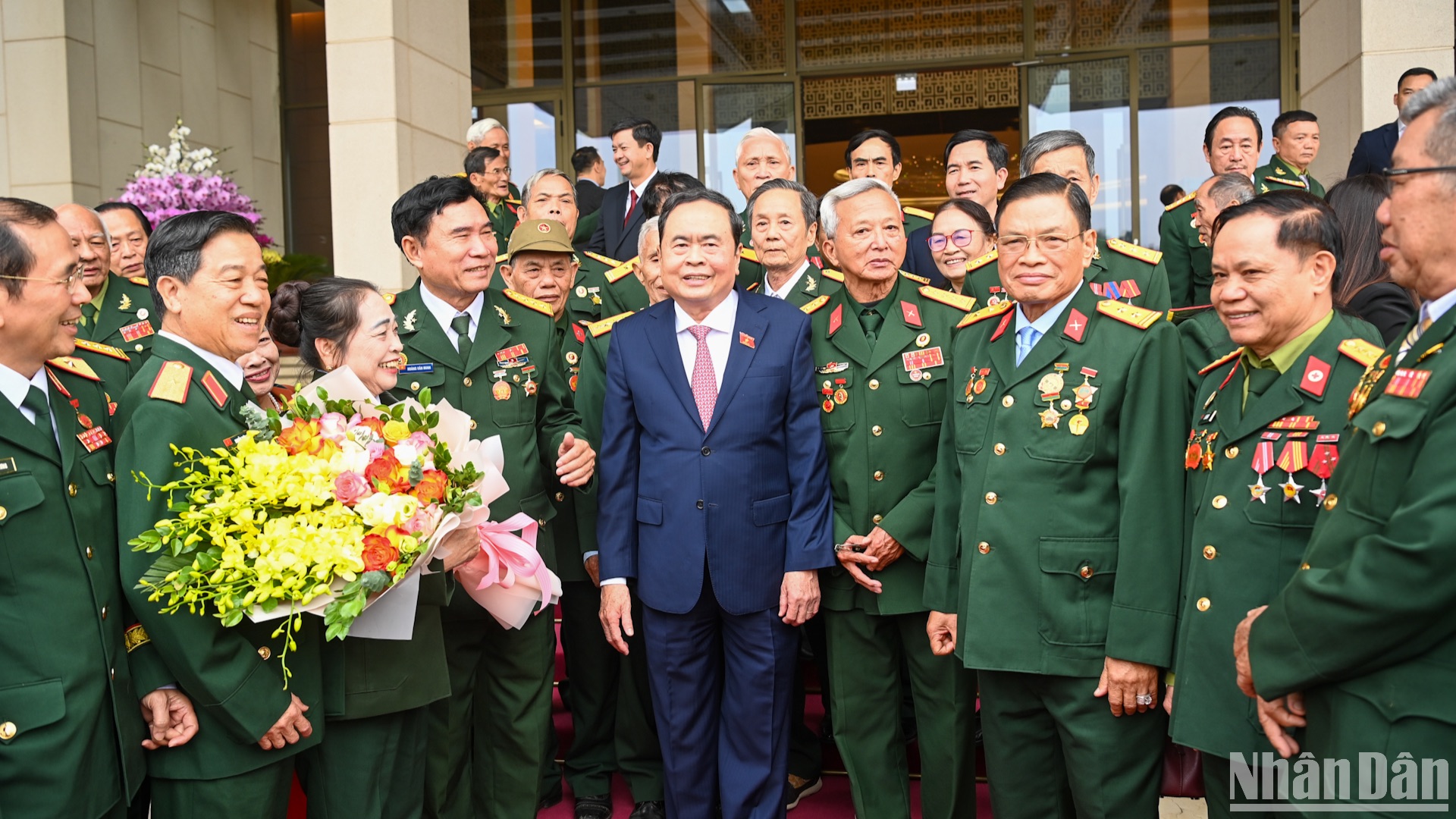 Chủ tịch Quốc hội Trần Thanh Mẫn với Đoàn đại biểu người có công Trung đoàn 271 Quân khu Trị Thiên.