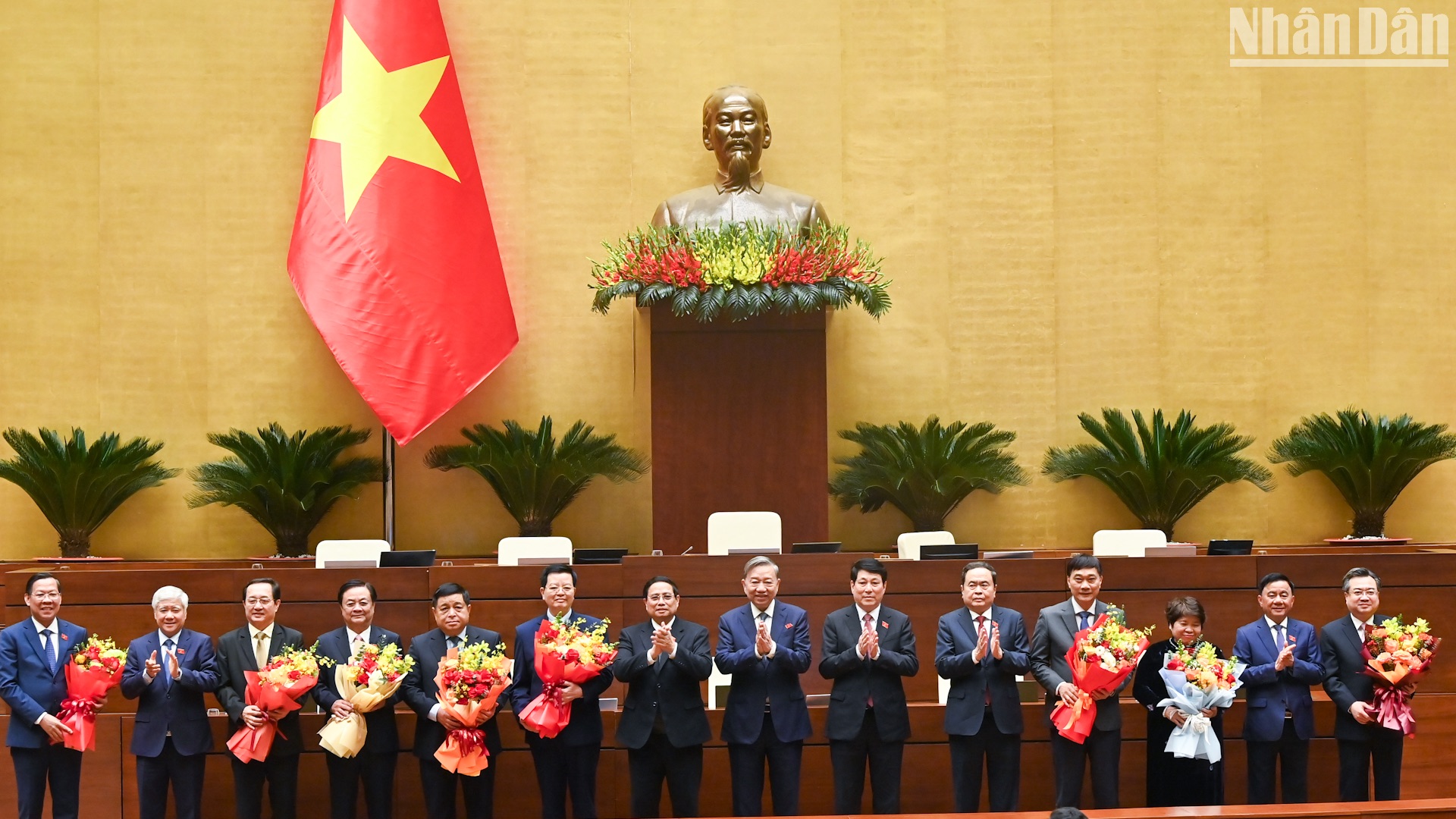 Tổng Bí thư Tô Lâm, Chủ tịch nước Lương Cường, Thủ tướng Phạm Minh Chính, Chủ tịch Quốc hội Trần Thanh Mẫn và các đồng chí lãnh đạo Đảng, Nhà nước tặng hoa các đồng chí được bầu và miễn nhiệm.