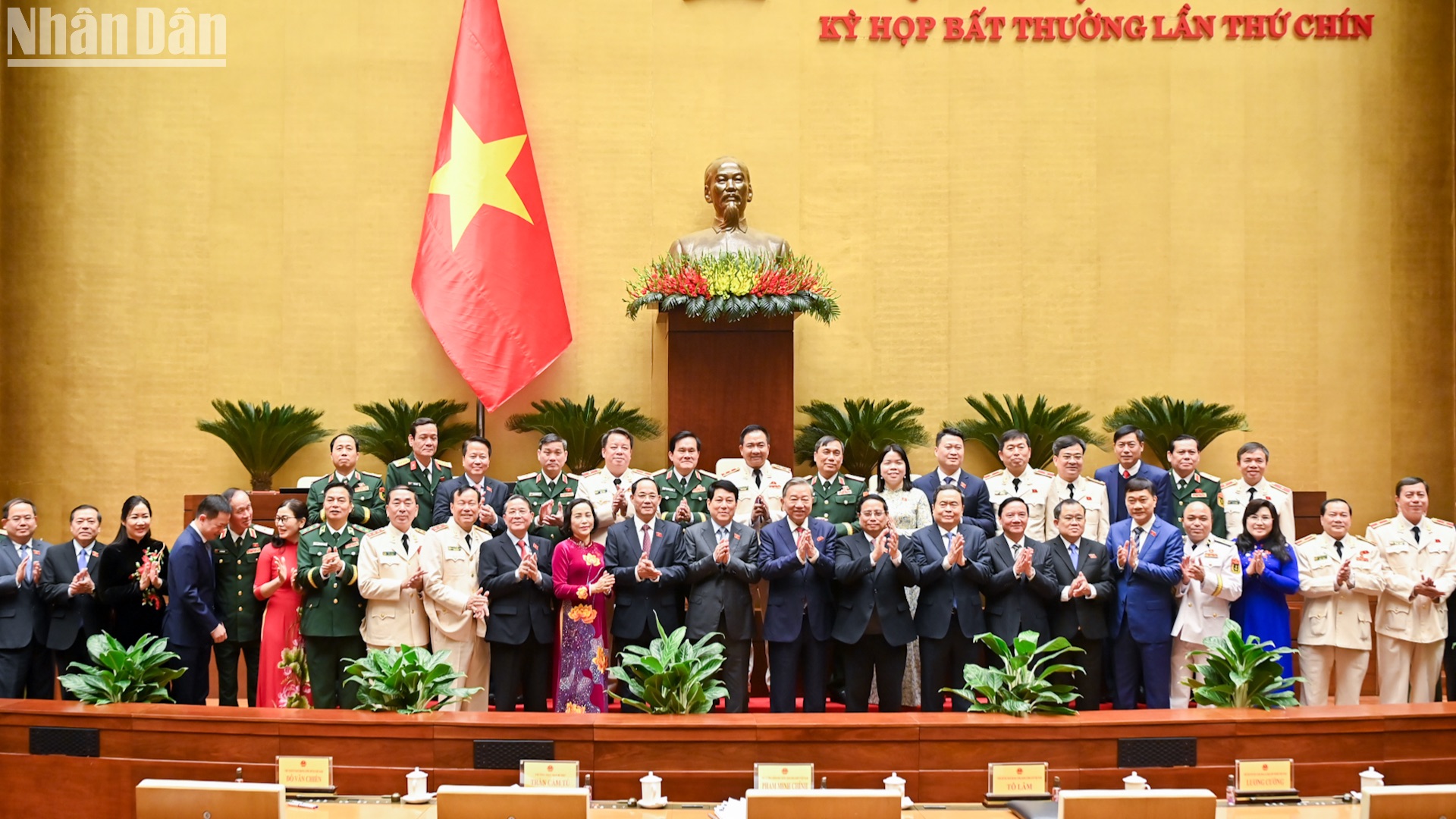Các đồng chí lãnh đạo Đảng, Nhà nước với các đại biểu tại phiên họp. 