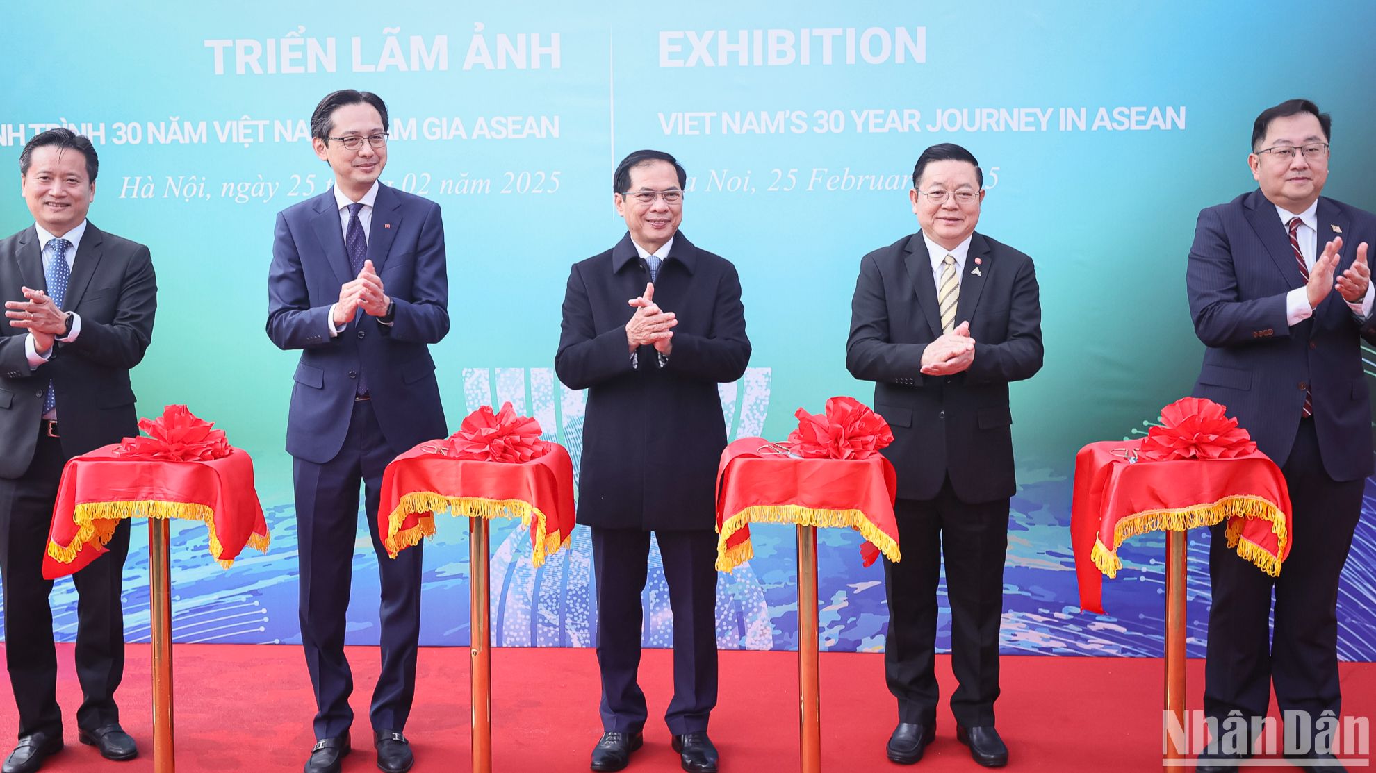 Phó Thủ tướng, Bộ trưởng Ngoại giao Bùi Thanh Sơn cùng các đại biểu cắt băng khai mạc triển lãm ảnh.