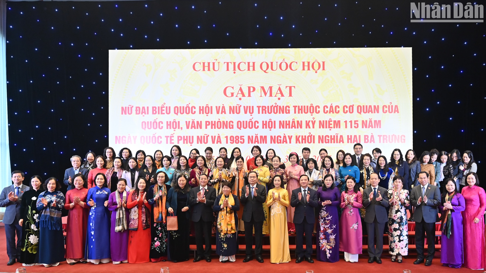 Chủ tịch Quốc hội Trần Thanh Mẫn cùng các Phó Chủ tịch Quốc hội và các đại biểu tại cuộc gặp mặt.