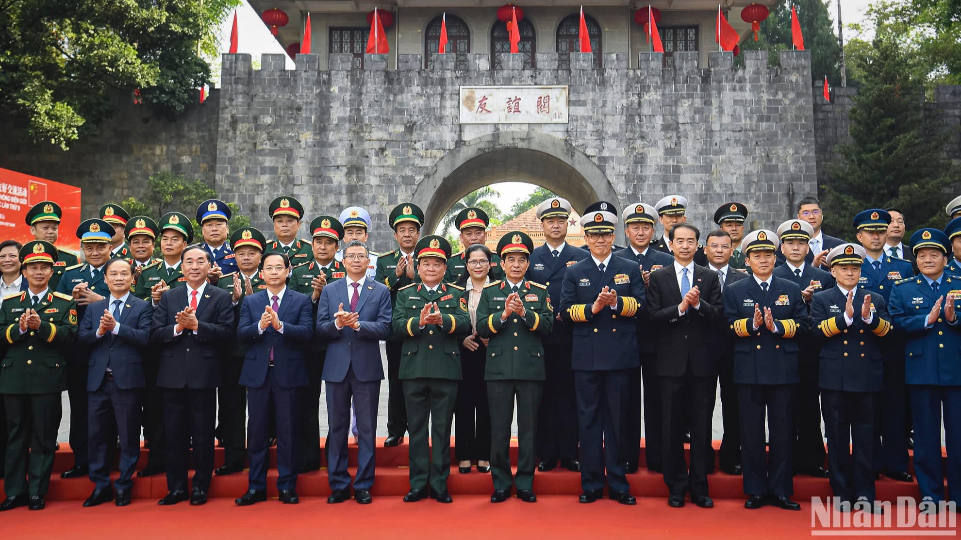 Đại tướng Phan Văn Giang, Ủy viên Bộ Chính trị, Phó bí thư Quân ủy Trung ương, Bộ trưởng Quốc phòng và Thượng tướng Đổng Quân, Ủy viên Trung ương Đảng Cộng sản Trung Quốc, Bộ trưởng Quốc phòng Trung Quốc cùng đoàn đại biểu Bộ Quốc phòng hai nước. 