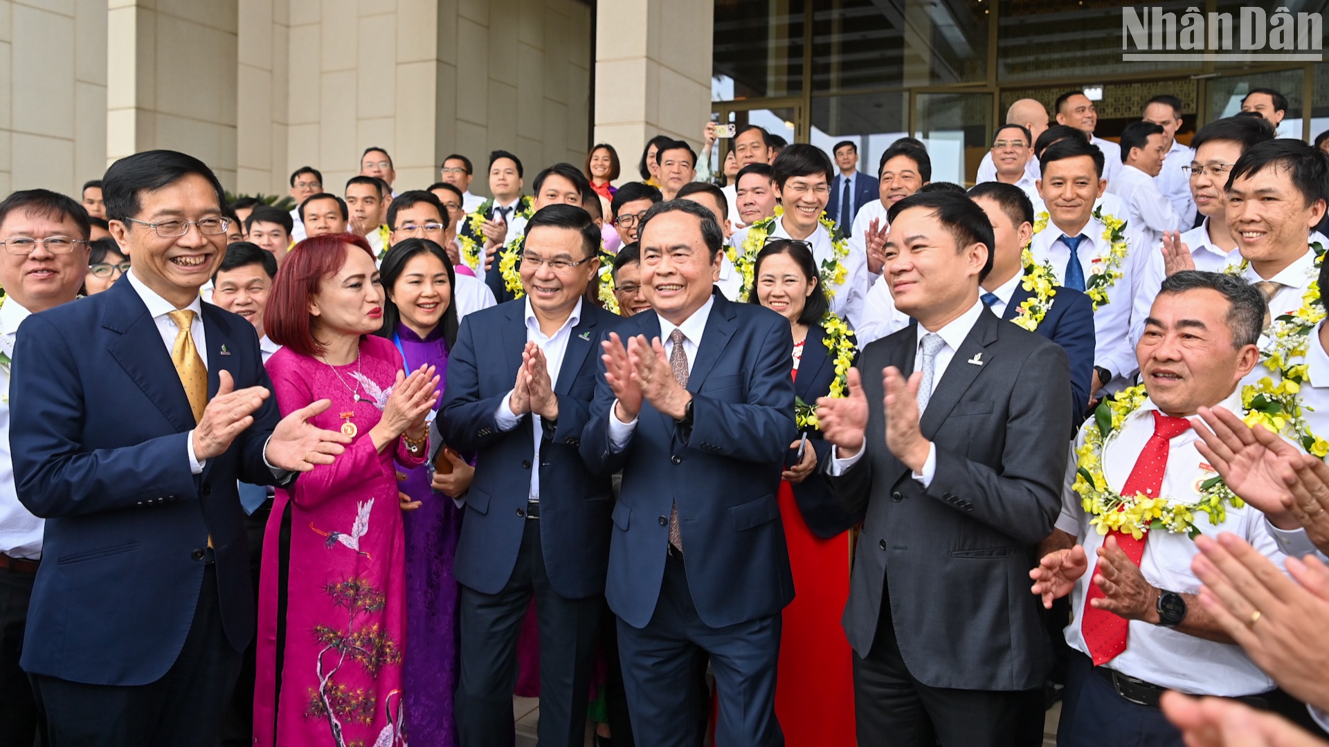 Chủ tịch Quốc hội Trần Thanh Mẫn với các đại biểu, người lao động tiêu biểu của ngành dầu khí.