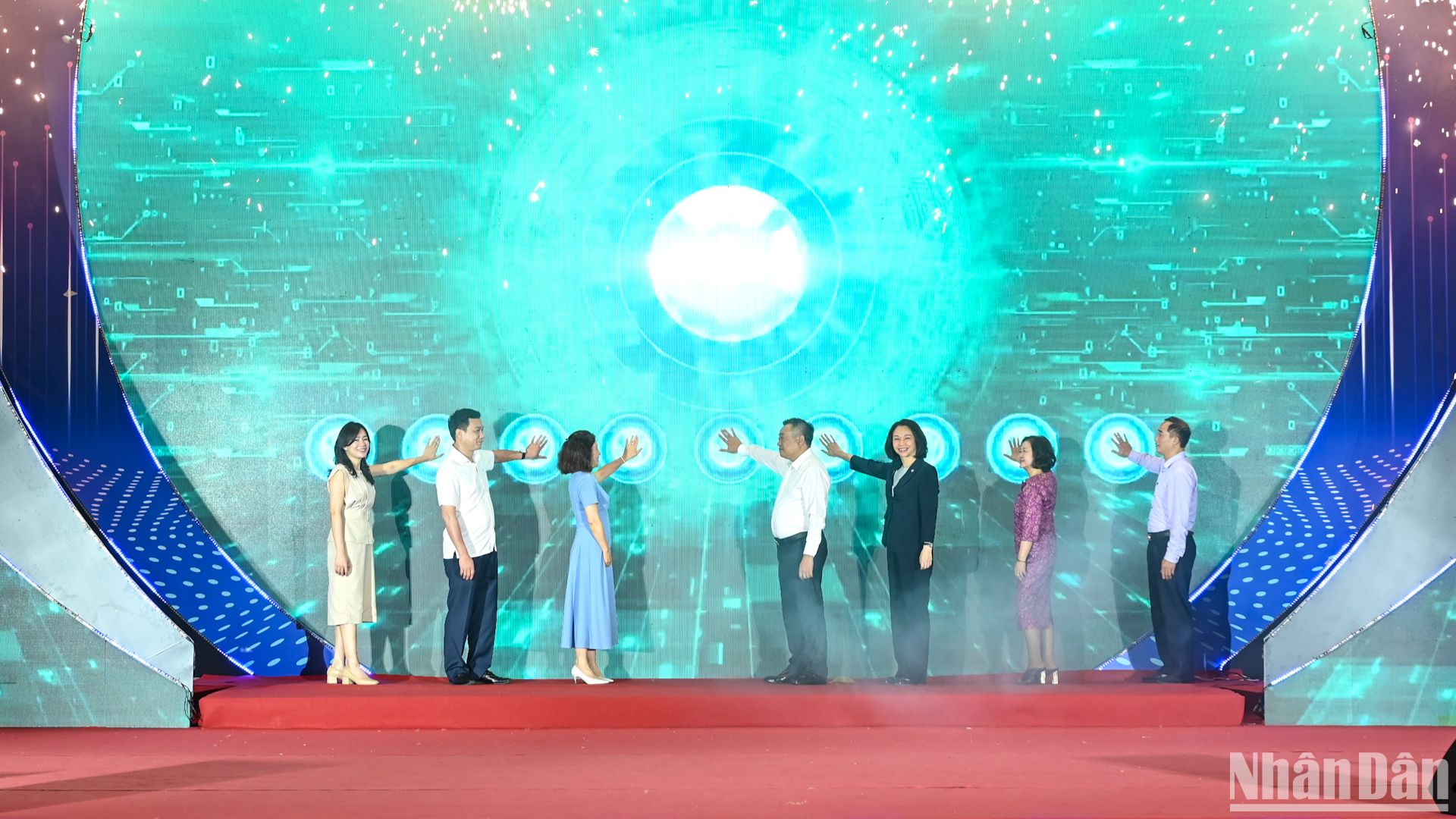 Các đại biểu thực hiện nghi thức khai mạc Festival Phở 2025 "Tinh hoa phở Việt - Di sản trong kỷ nguyên số".