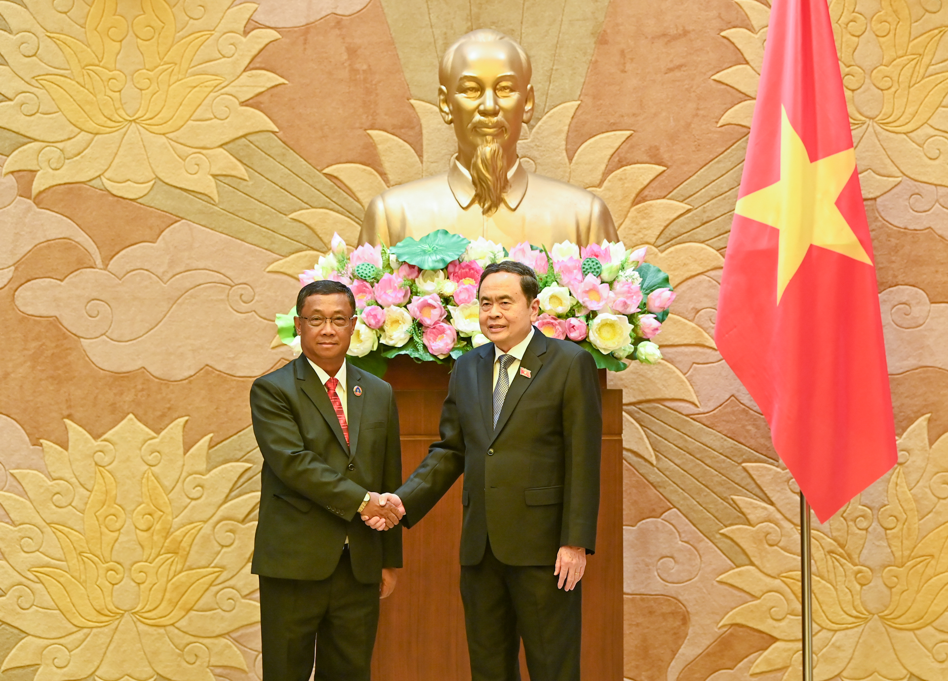 Chủ tịch Quốc hội Trần Thanh Mẫn và Phó Chủ tịch Quốc hội Lào Suvon Luongbunmi.