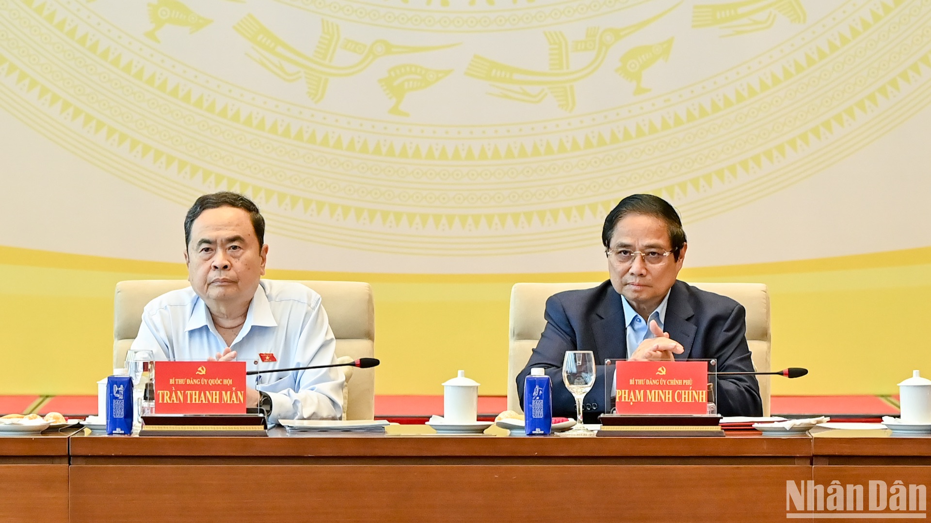 Bí thư Đảng ủy Chính phủ, Thủ tướng Chính phủ Phạm Minh Chính và Bí thư Đảng ủy Quốc hội, Chủ tịch Quốc hội Trần Thanh Mẫn chủ trì hội nghị.