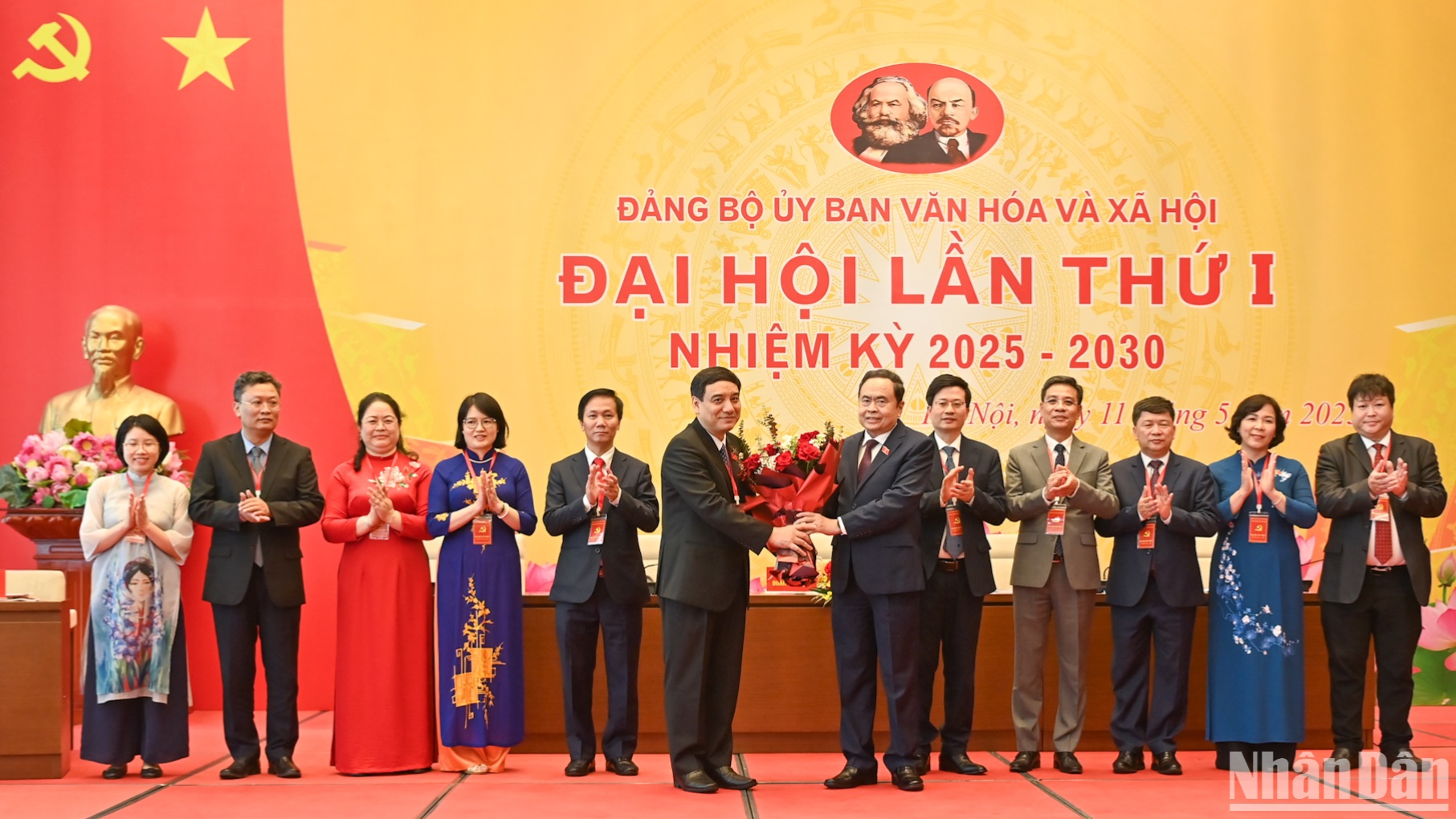 Bí thư Đảng ủy Quốc hội, Chủ tịch Quốc hội Trần Thanh Mẫn trao quyết định, tặng hoa cho Ban Chấp hành Đảng bộ Ủy ban Văn hóa và xã hội nhiệm kỳ 2025-2030.