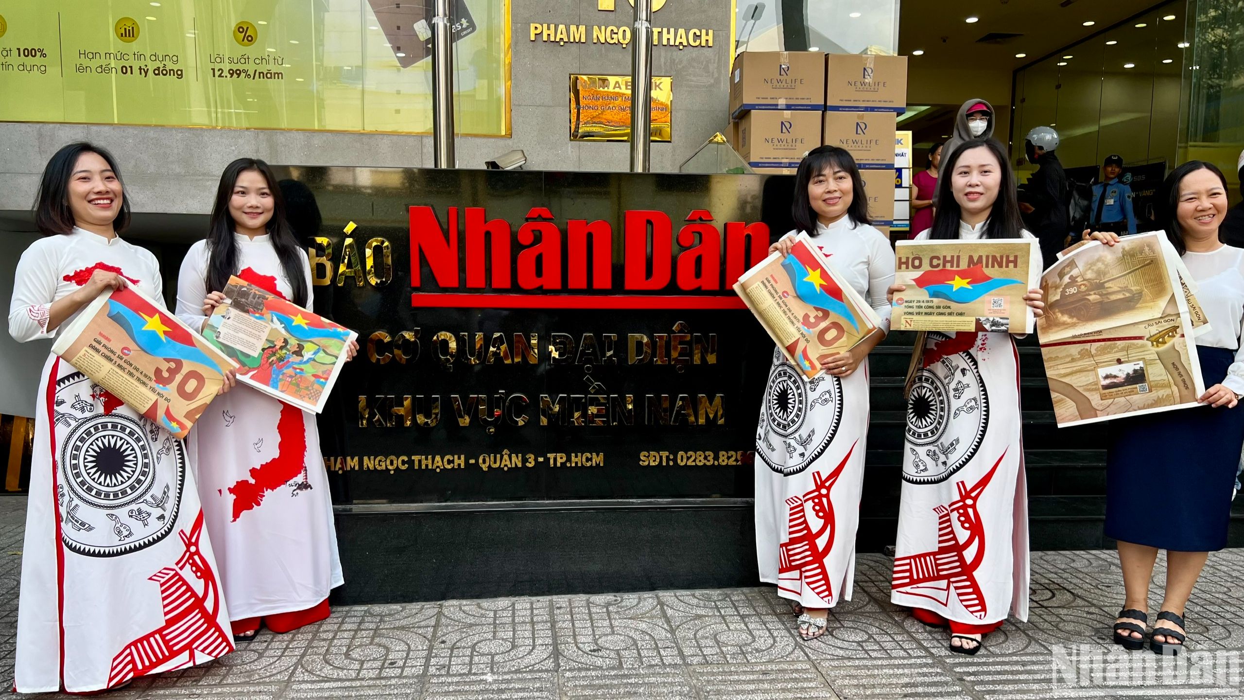 Bạn đọc nhận phụ san đặc biệt và check in tại Cơ quan đại diện khu vực miền nam.