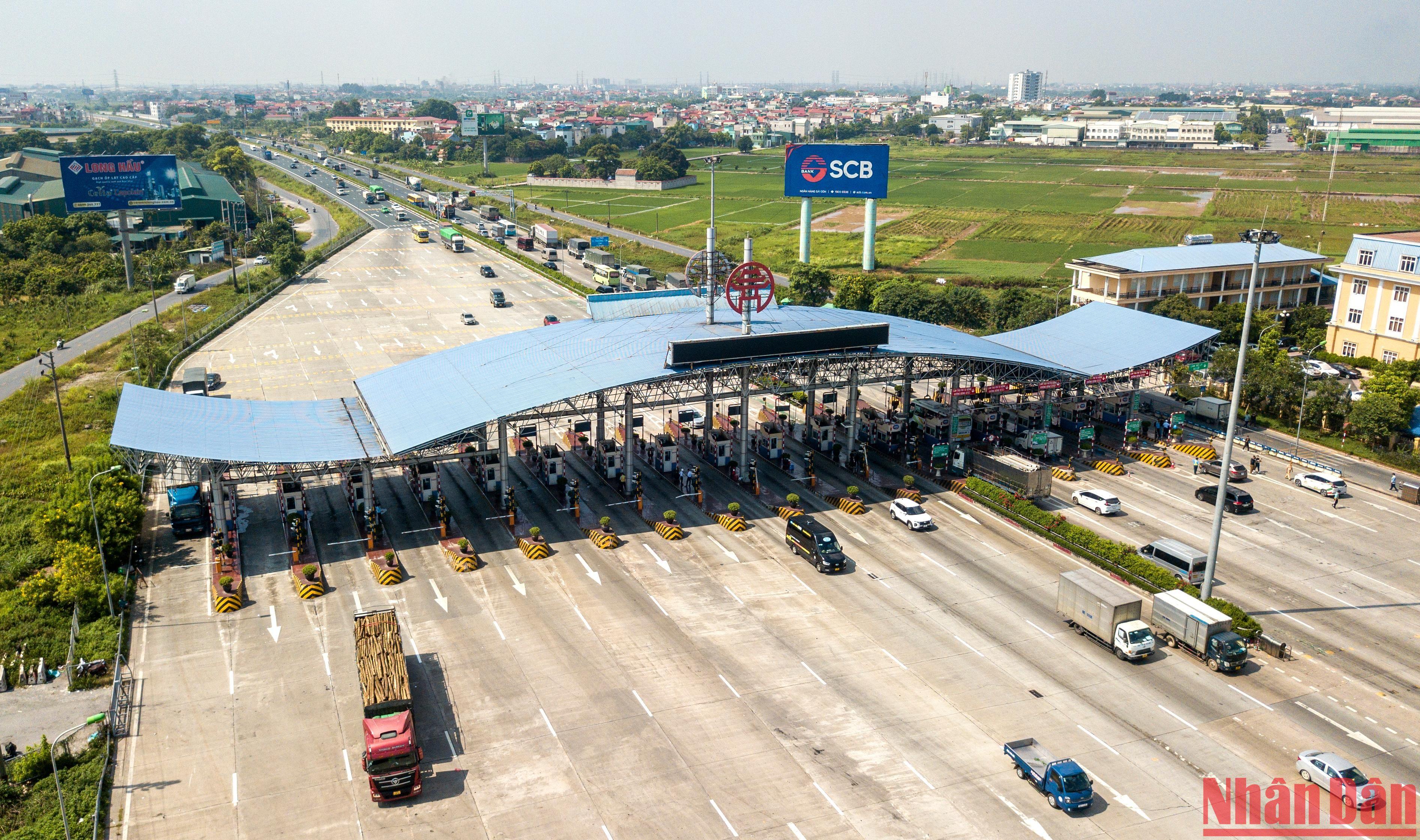 Trạm thu phí BOT Pháp Vân-Cầu Giẽ, số lượng xe tại trạm không đông, không xảy ra tình trạng ùn ứ trong ngày đầu thực hiện