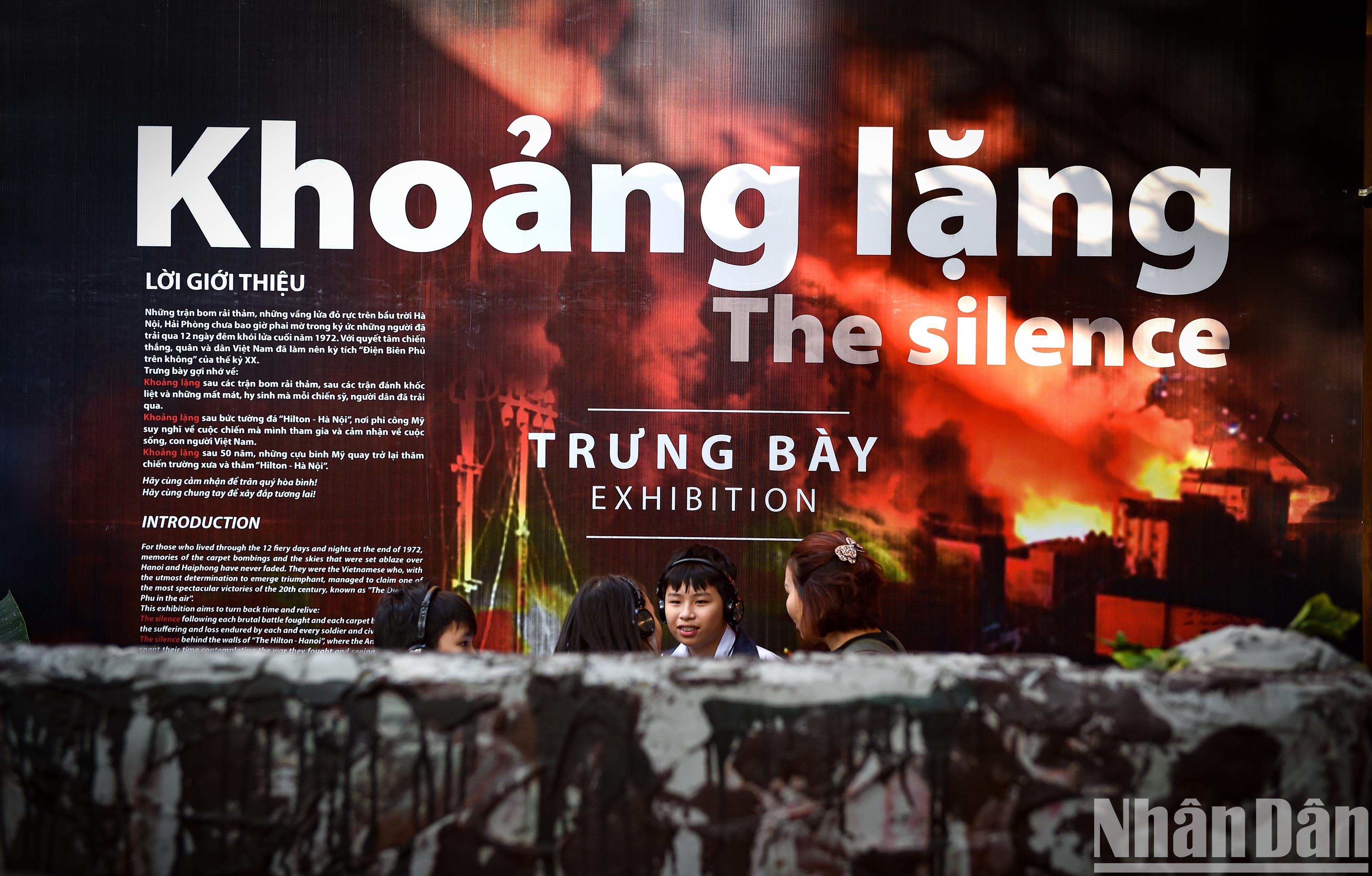 [Ảnh] Người dân Thủ đô và du khách xúc động xem trưng bày "Khoảng lặng"