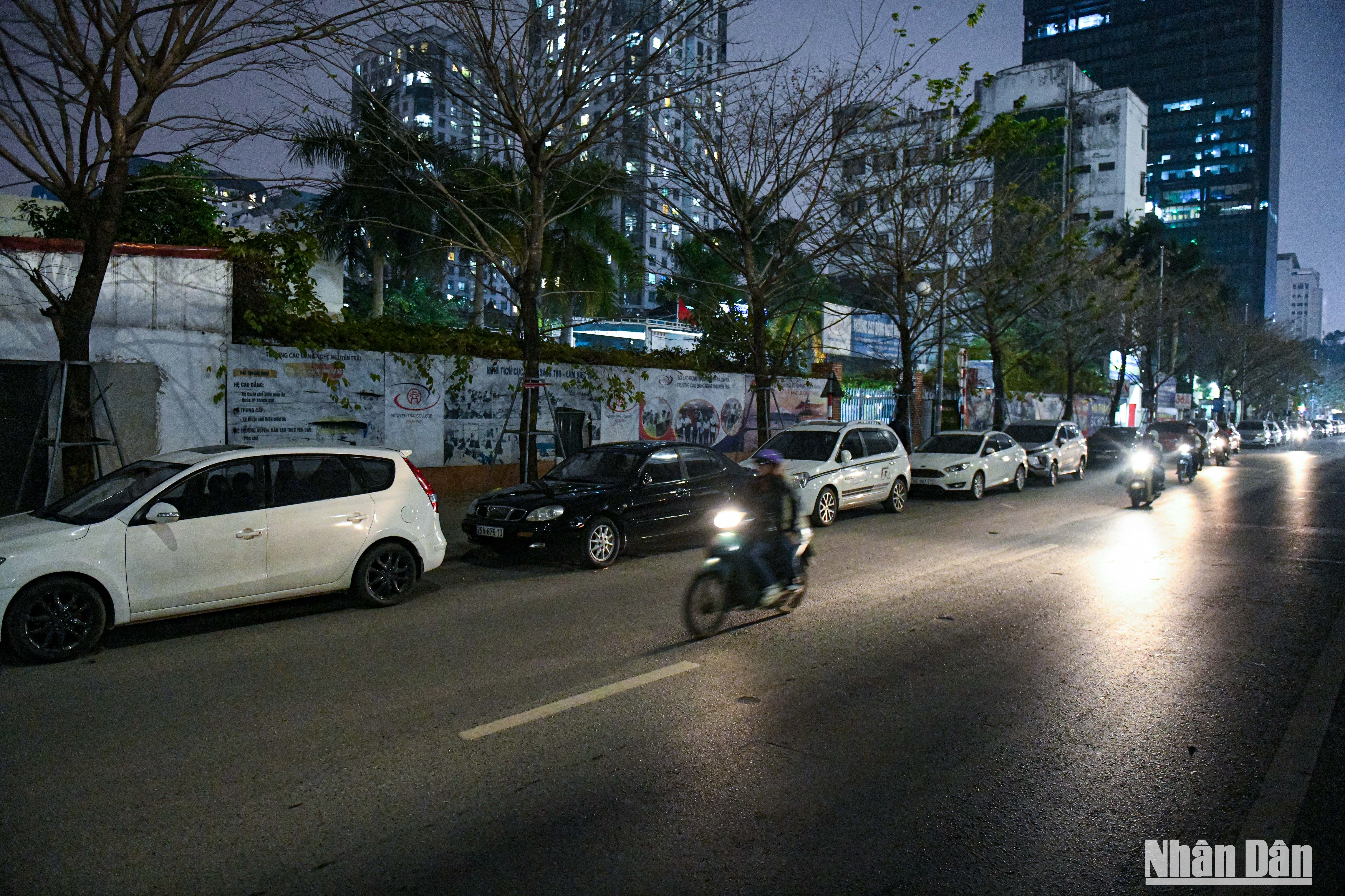 [Ảnh] Xếp hàng xuyên đêm chờ đăng kiểm ô-tô