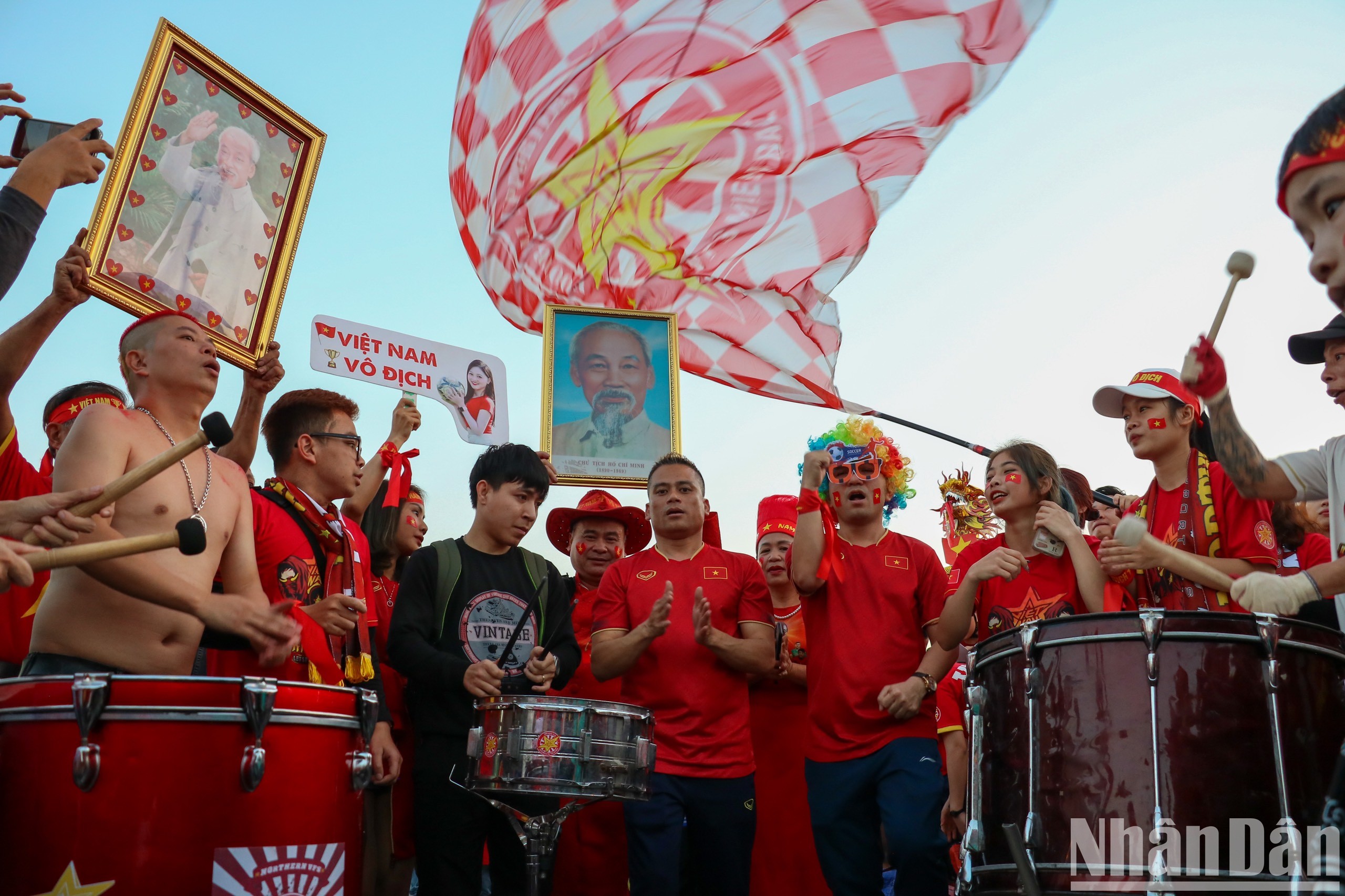 [Ảnh] Cổ động viên khuấy động sân Mỹ Đình trước trận chung kết AFF Cup