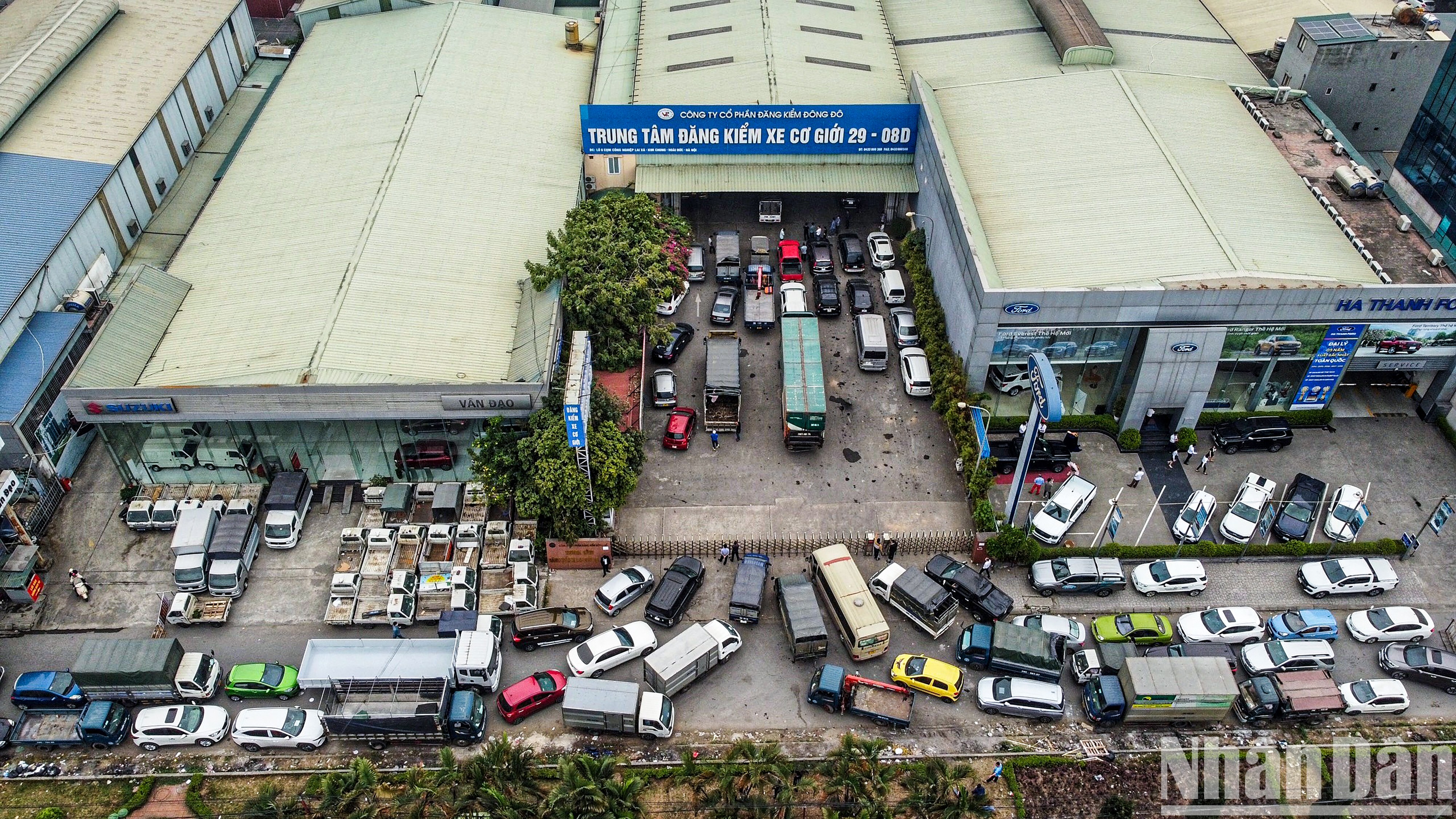 [Ảnh] Quá tải tại các trung tâm đăng kiểm tại Hà Nội