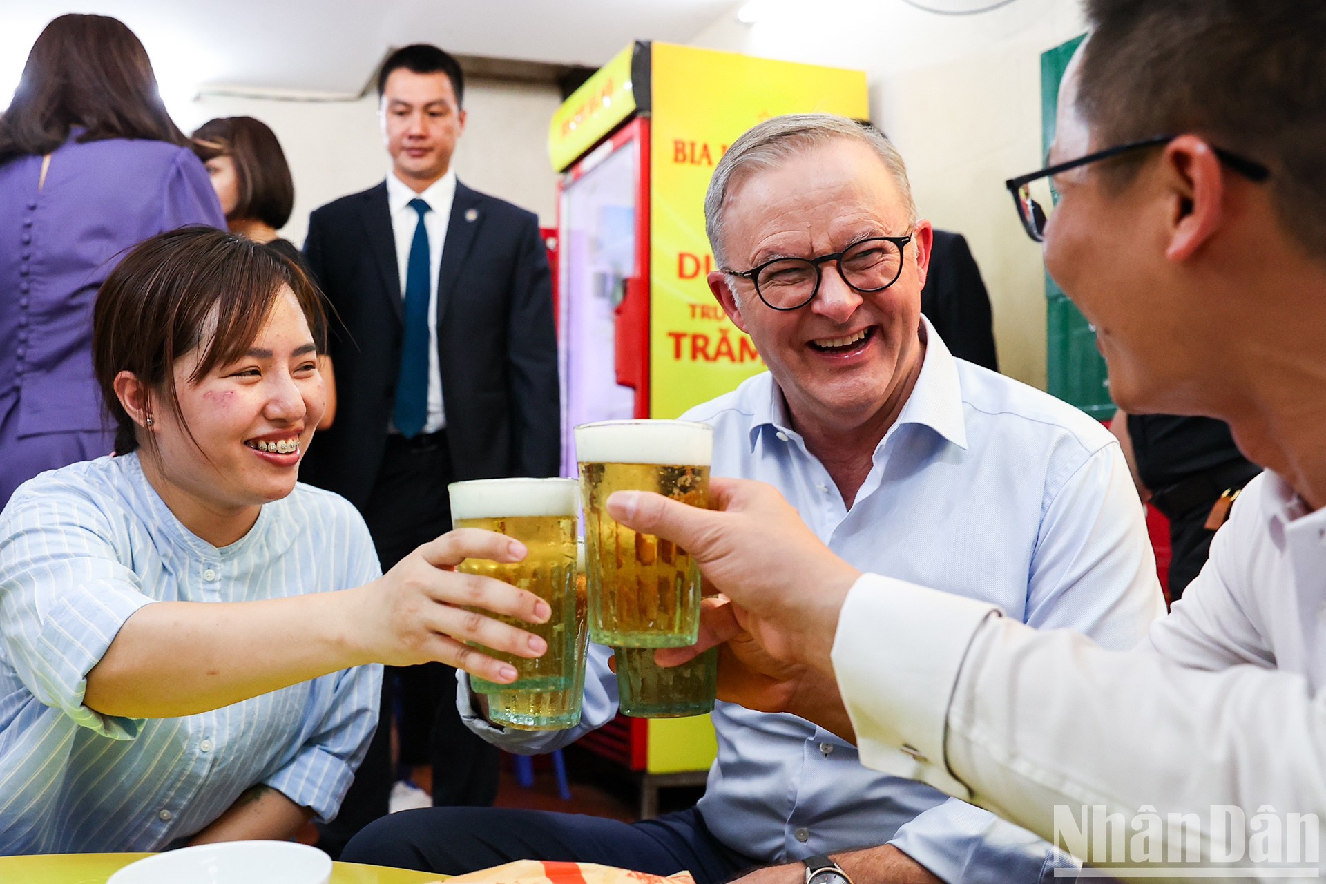 Thủ tướng Australia Anthony Albanese thưởng thức bia hơi Hà Nội cùng người dân địa phương.