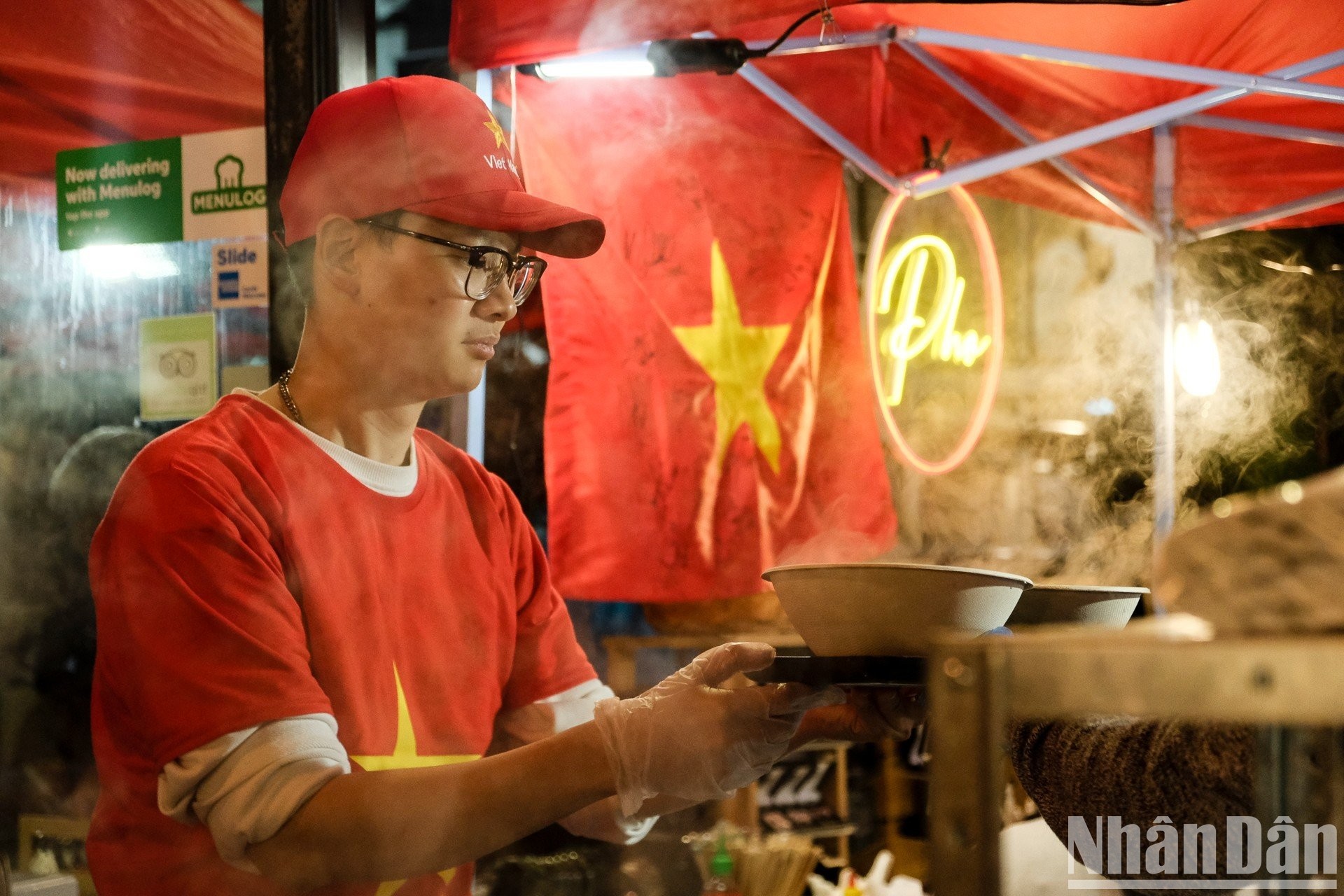 [Ảnh] Những bát phở “sưởi ấm” cổ động viên Việt Nam tại Auckland