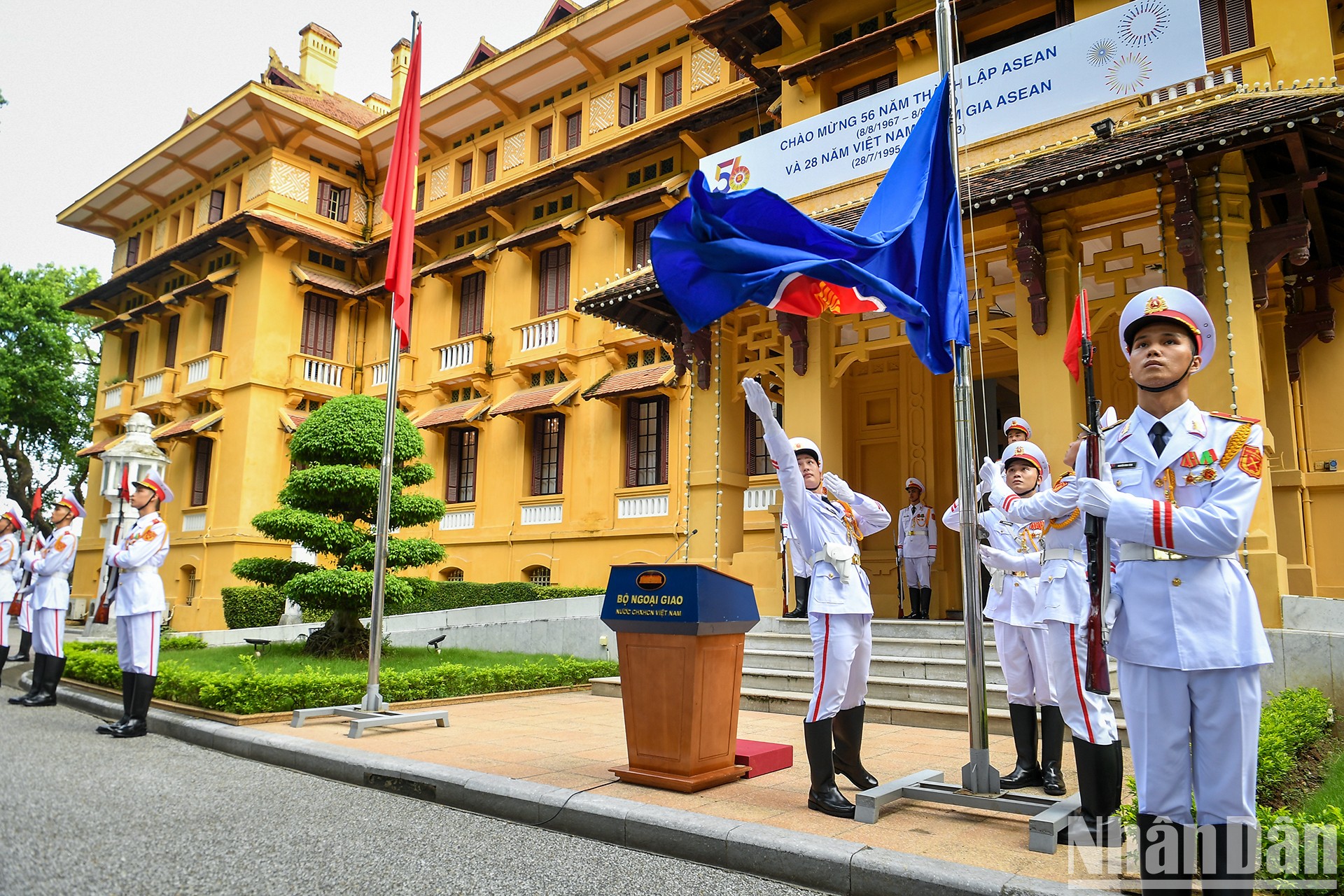 [Ảnh] Lễ thượng cờ kỷ niệm 56 năm thành lập ASEAN