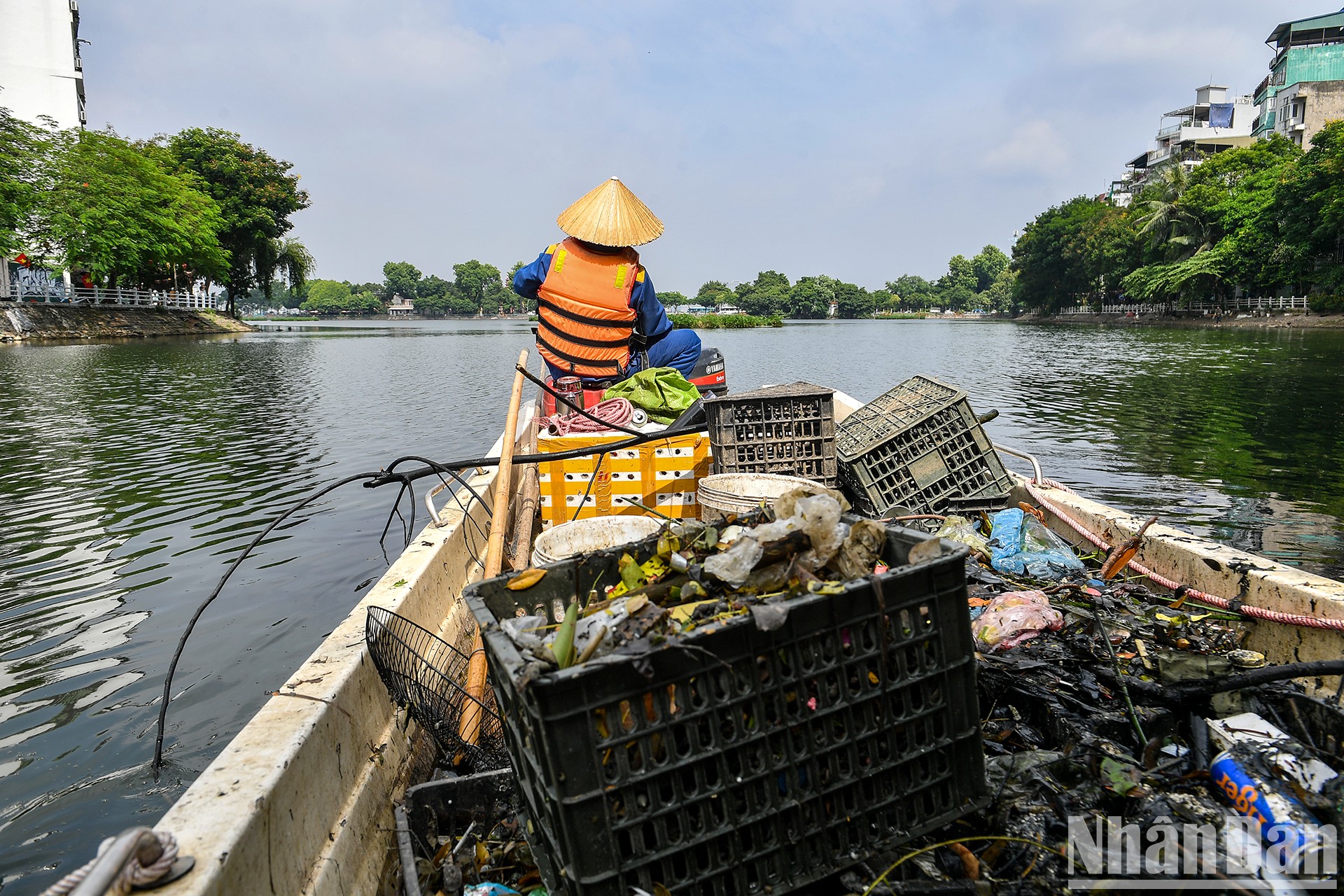 [Ảnh] Những người âm thầm vớt rác trên sông, hồ Hà Nội