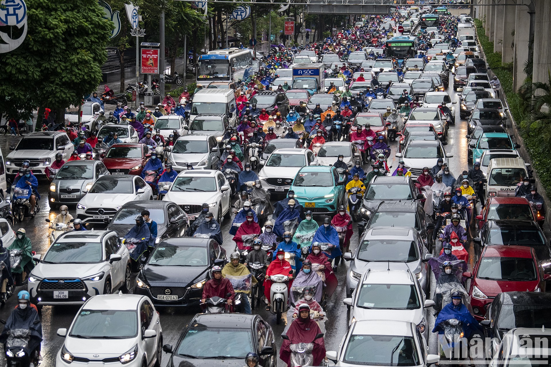[Ảnh] Hà Nội: Nhiều tuyến phố ùn tắc trong ngày mưa rét đầu tuần