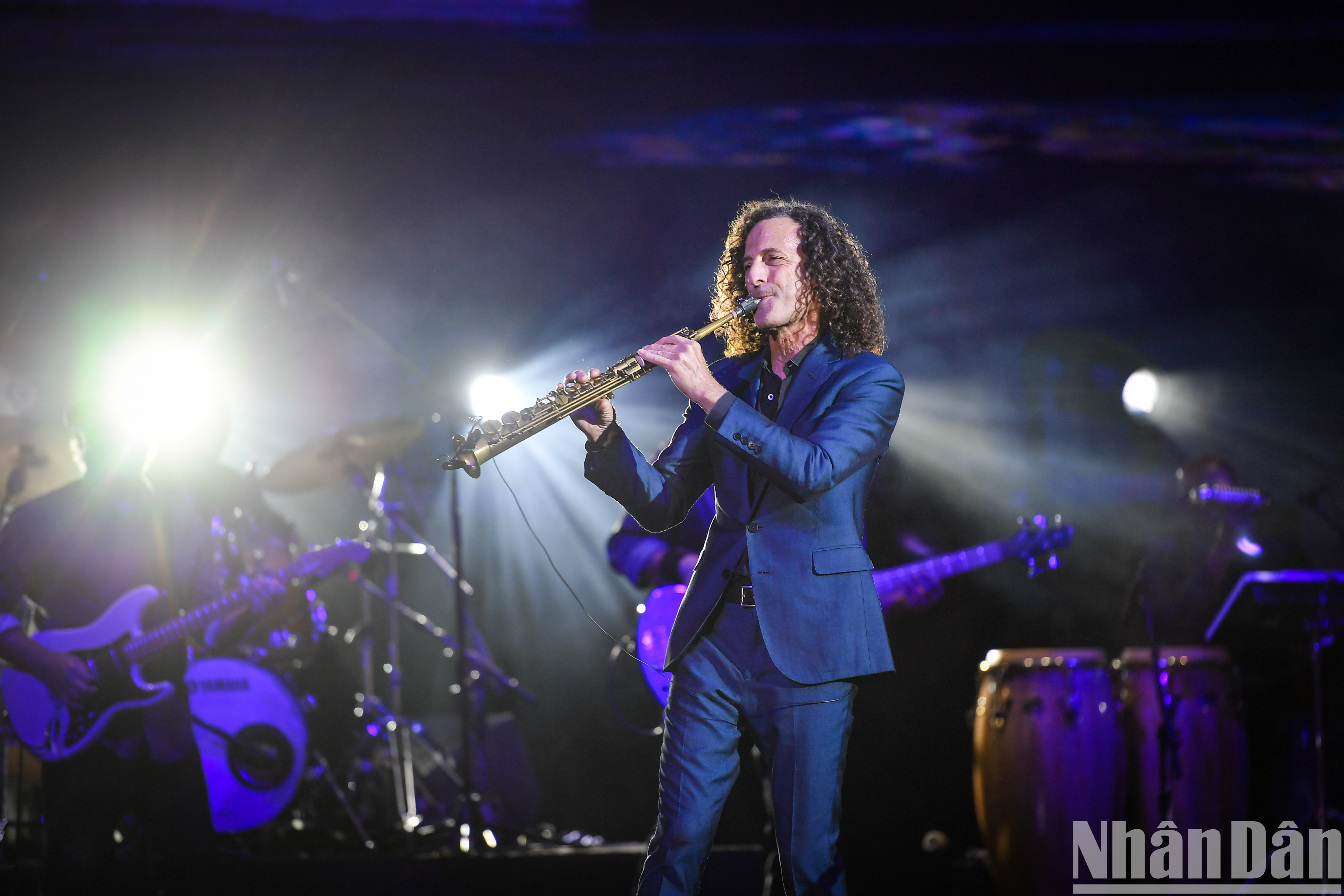 [Ảnh] Khán giả Việt Nam đắm chìm trong cảm xúc với tiếng kèn của Kenny G