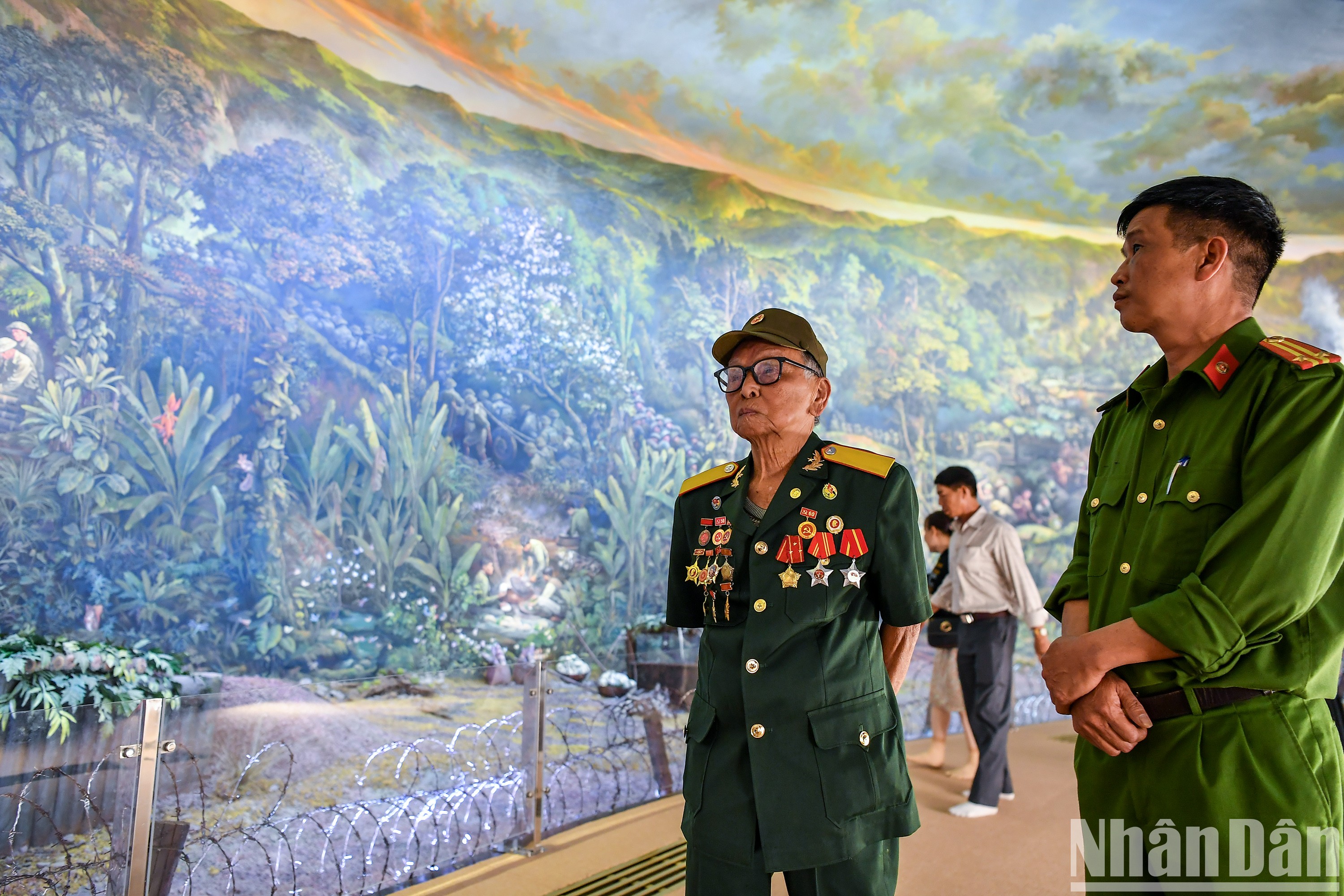 [Ảnh] Cựu chiến binh, du khách xúc động xem tranh Panorama tái hiện Chiến dịch Điện Biên Phủ