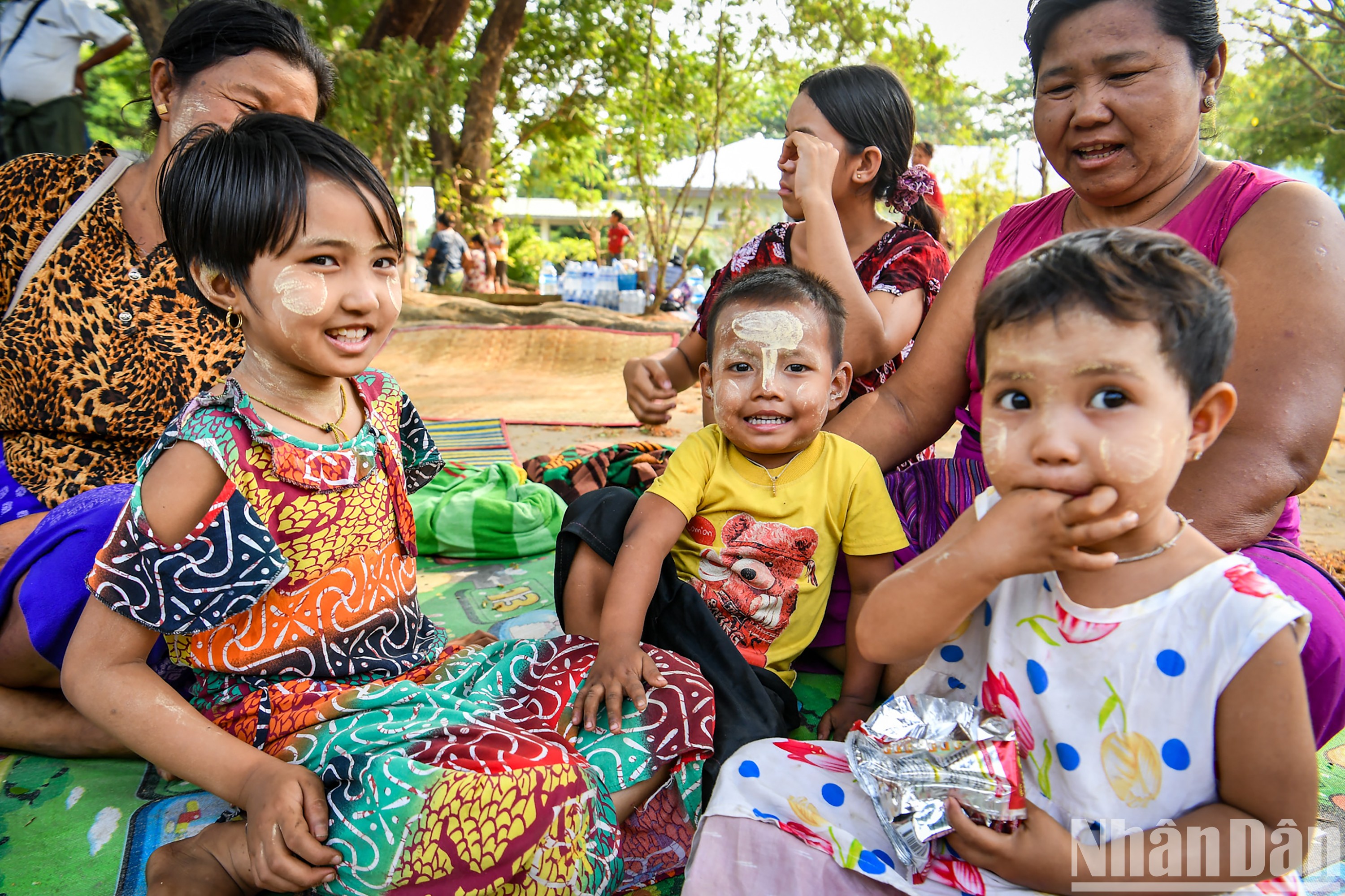 [Ảnh] Những nụ cười trẻ thơ - niềm hy vọng sau thảm họa động đất tại Myanmar