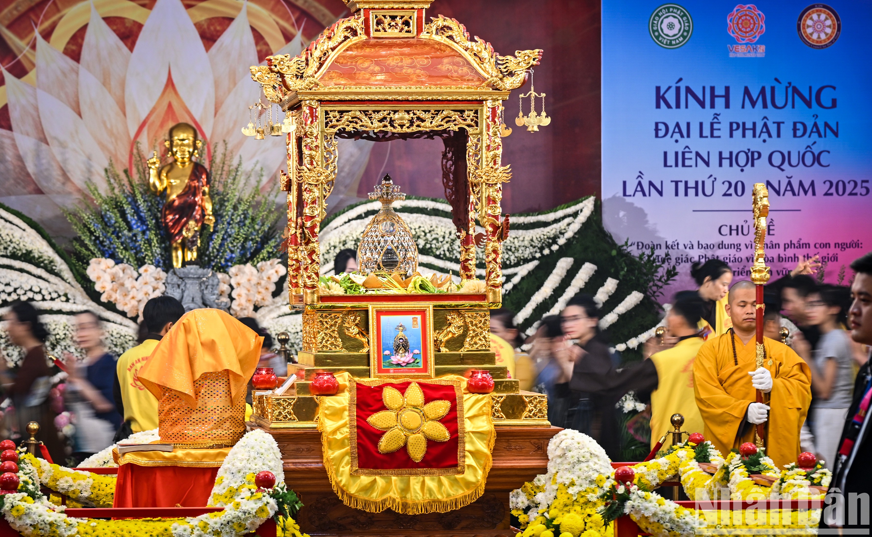 [Ảnh] Dòng người xếp hàng chờ chiêm bái xá lợi Đức Phật 