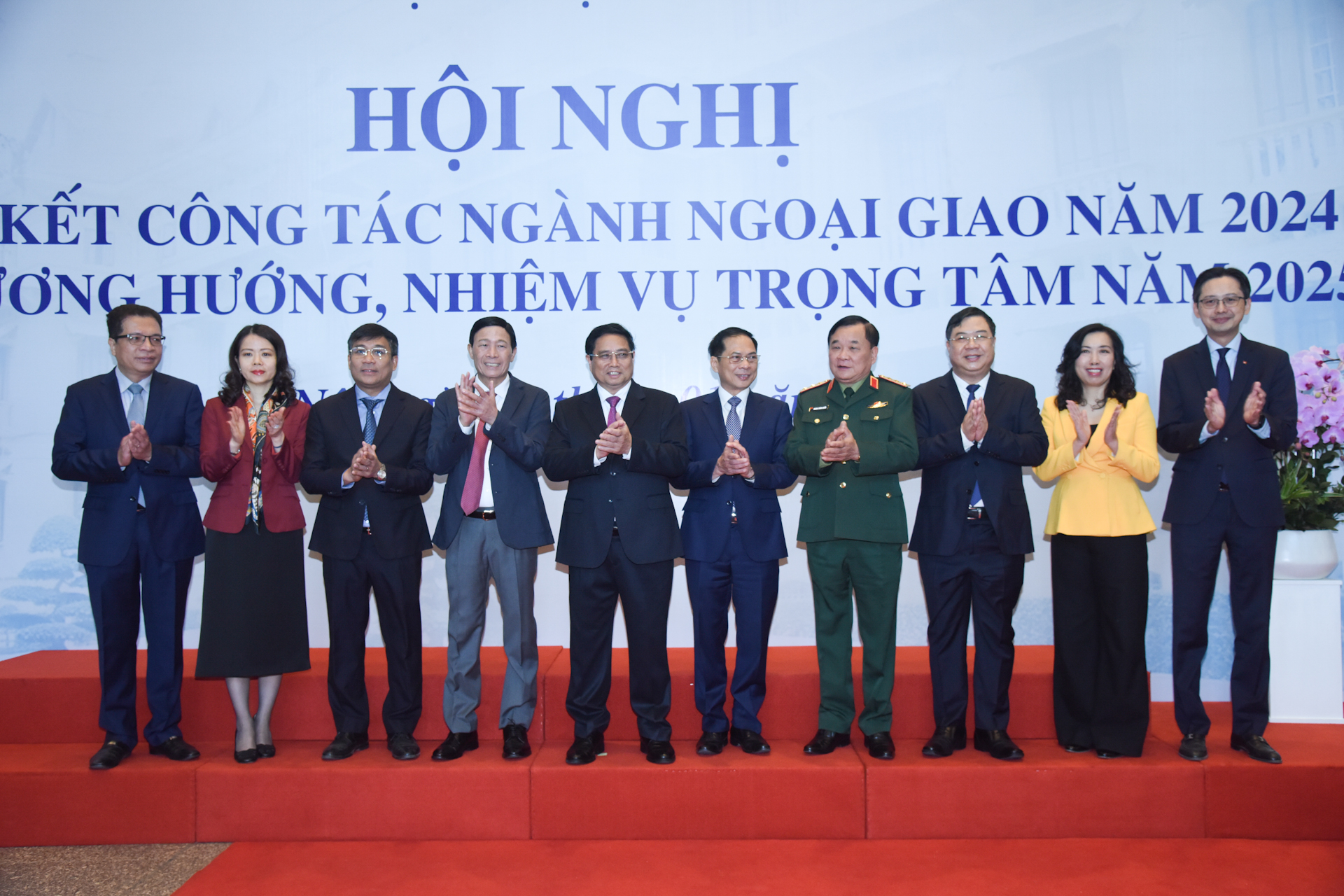 Thủ tướng Phạm Minh Chính với các đại biểu tham dự hội nghị.